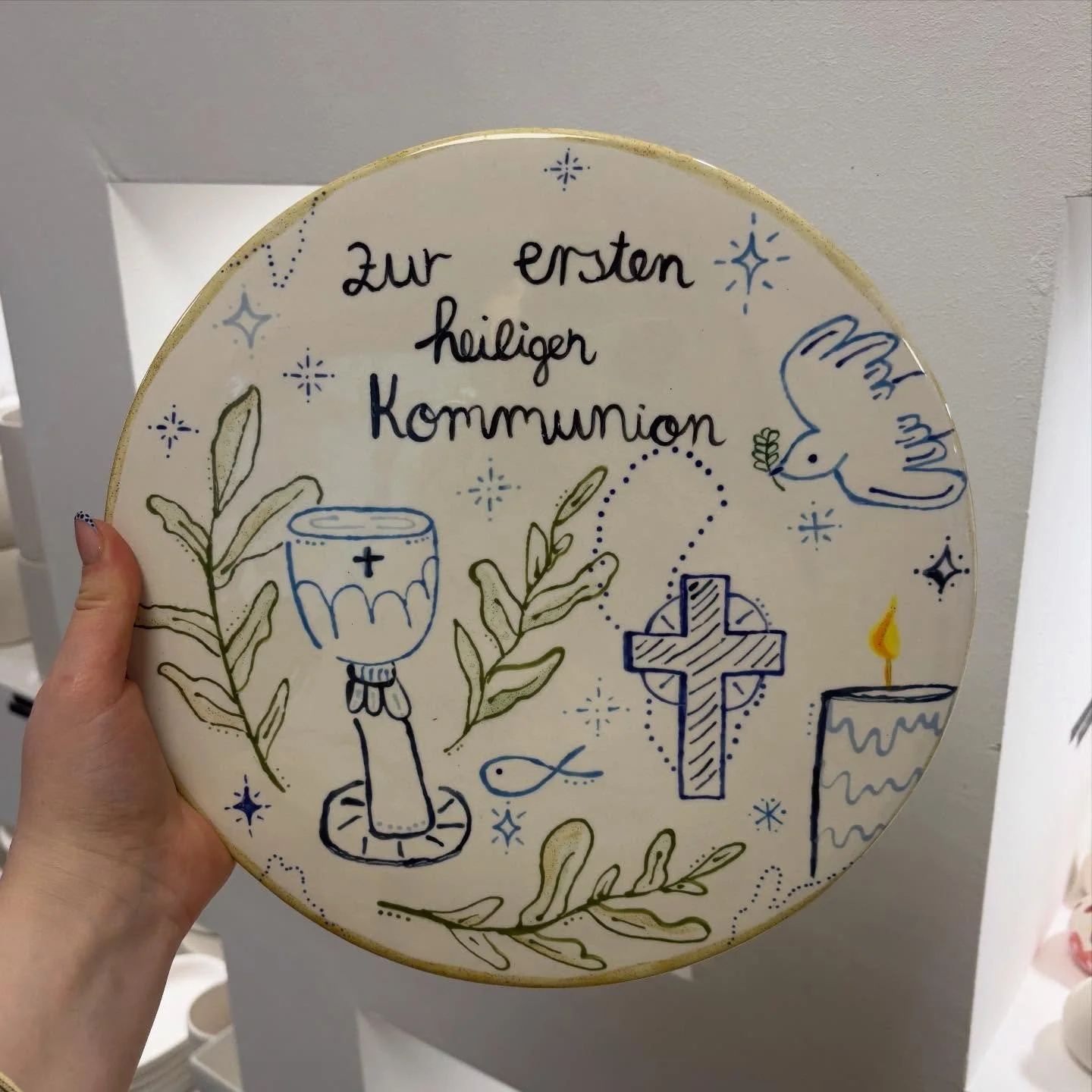 Ihr sucht noch ein passendes Geschenk f&uuml;r eine Kommunion oder wollt eine sch&ouml;ne Erinnerung an einen besonderen Tag schaffen? Dann haben wir genau das richtige f&uuml;r euch! 🌿#keramik #keramikselberbemalen #art #ceramics #kommunion