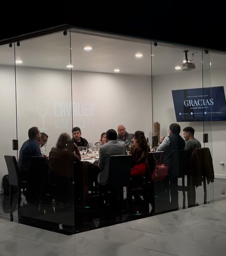 Así las tardes de Champagne en #cavalierwinesociety 🍾🥂