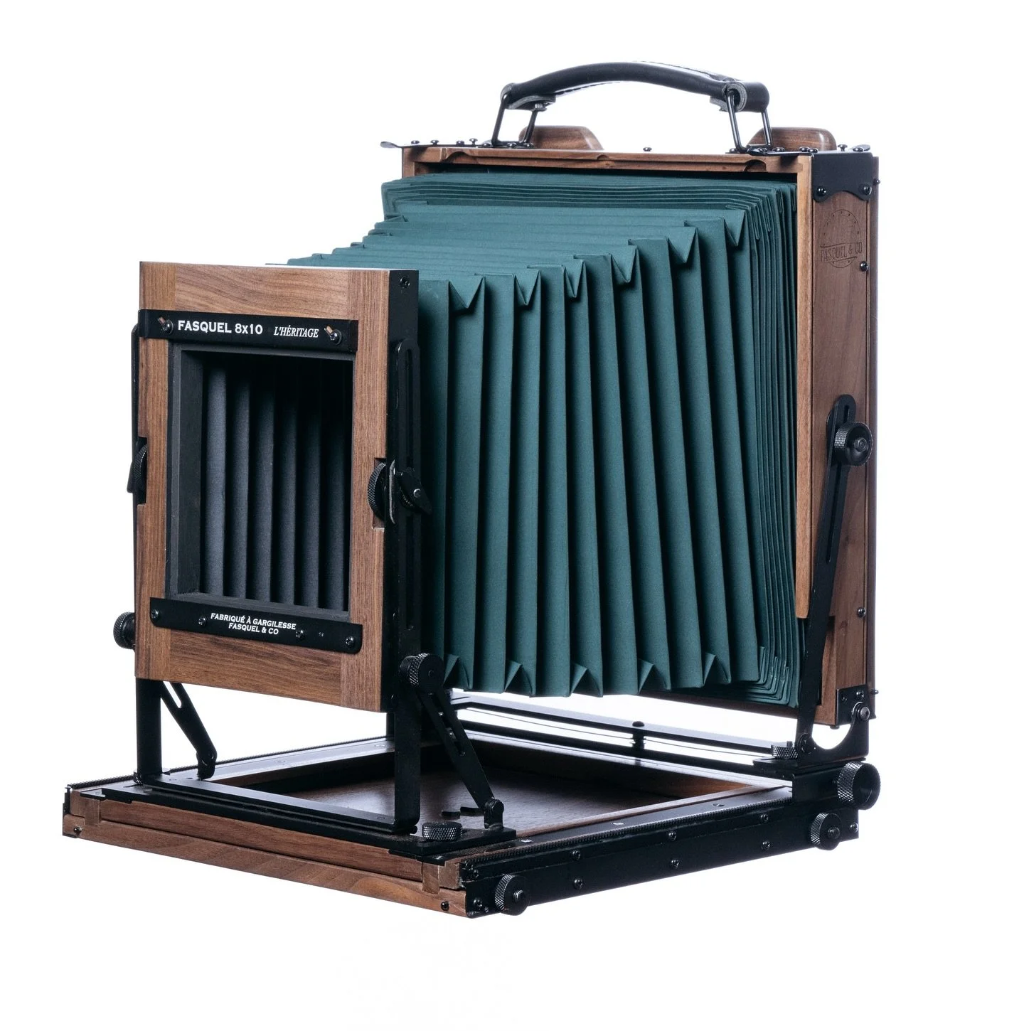 🇬🇧 Fasquel Camera &ndash; Heritage 8x10
Designed for demanding large format photographers, our 8x10 field camera combines strength, precision, and smooth movements.
Handcrafted in France from solid wood (shown here in walnut), every detail is caref