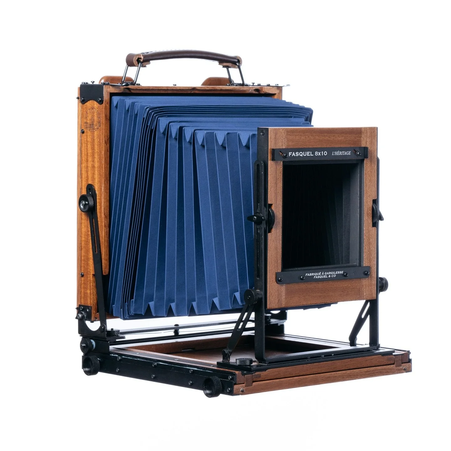 🇬🇧 Fasquel Camera &ndash; Heritage 8x10
Designed for demanding large format photographers, our 8x10 field camera combines strength, precision, and smooth movements.
Handcrafted in France from solid wood (shown here in walnut), every detail is caref