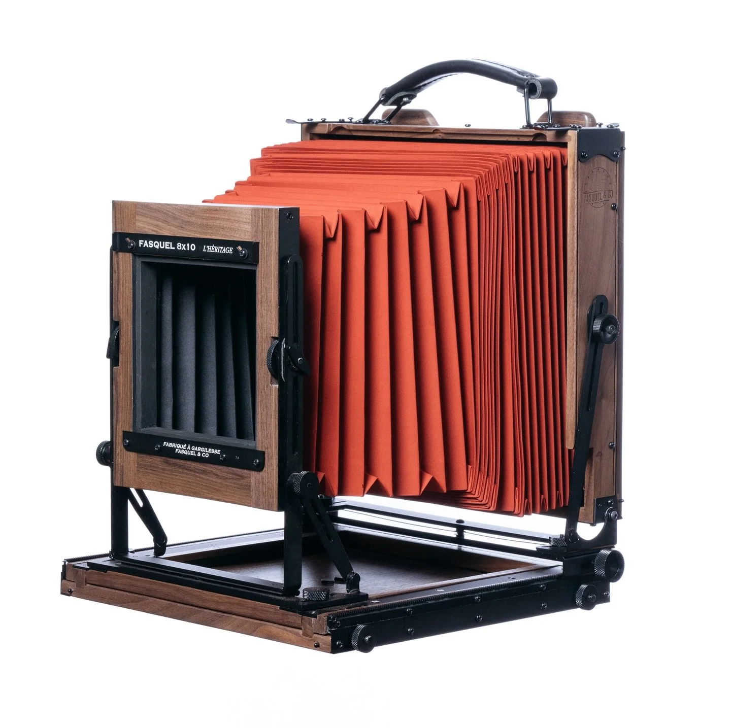 🇫🇷 Fasquel Cam&eacute;ra &ndash; H&eacute;ritage 8x10
Pens&eacute;e pour les photographes exigeants, notre chambre grand format 8x10 allie robustesse, pr&eacute;cision et fluidit&eacute;.
Fabriqu&eacute;e artisanalement en France, chaque pi&egrave;