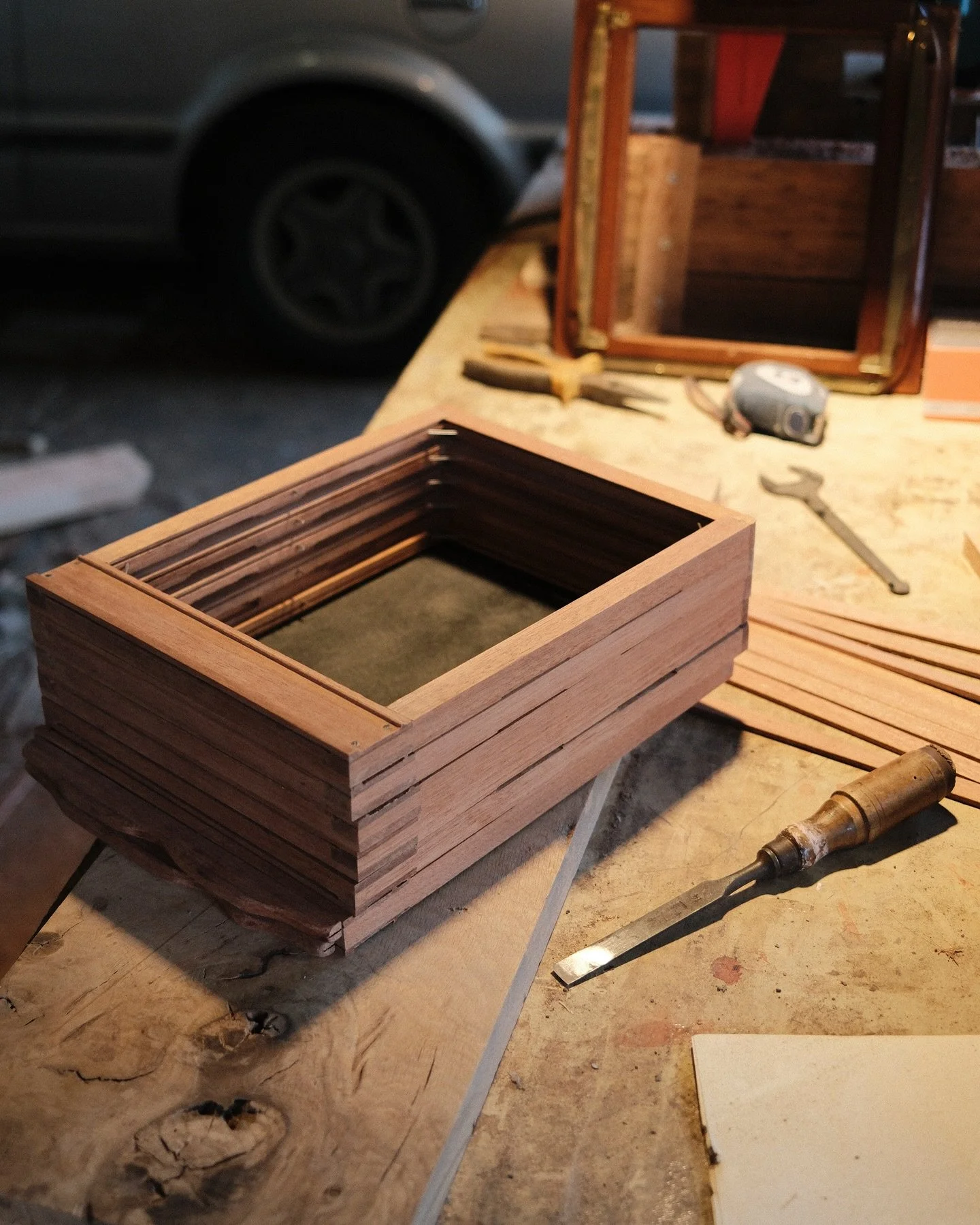 FR 🇫🇷
Nouvelle cr&eacute;ation Fasquel &amp; Co &mdash;
Deux versions de notre ch&acirc;ssis photographique, fabriqu&eacute; &agrave; la main en France &agrave; partir de bois d&rsquo;acajou :
🔹 Une version pour le collodion humide, con&ccedil;ue 