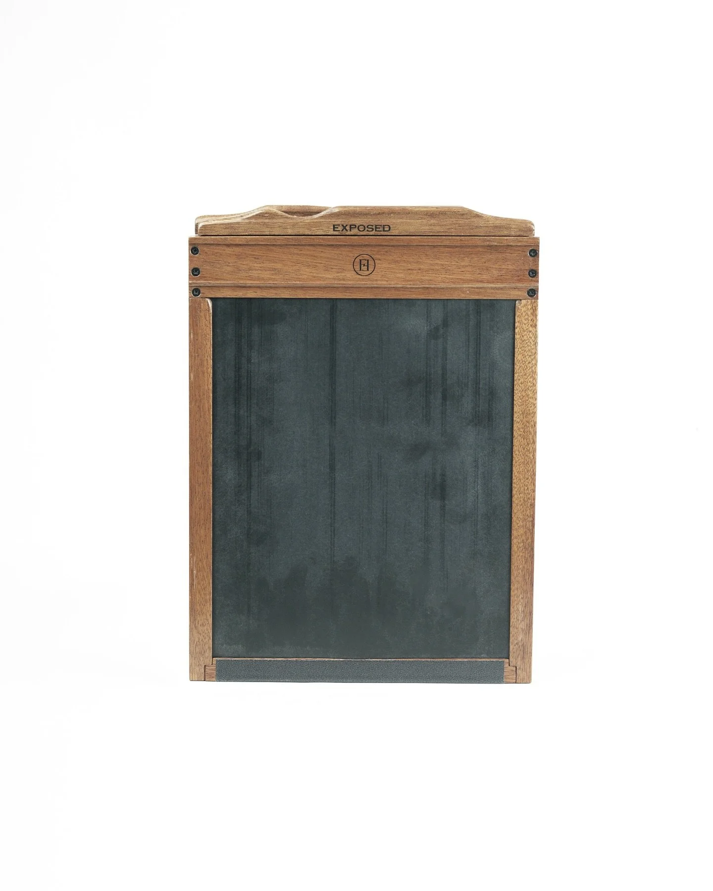 🇫🇷 Ch&acirc;ssis plan-film 8x10&rdquo; &mdash; Nouvelle cr&eacute;ation Fasquel &amp; Co
Fabriqu&eacute; artisanalement en France, dans notre atelier, ce ch&acirc;ssis 8x10 pouces est con&ccedil;u pour les photographes les plus exigeants.
🌿 Bois d