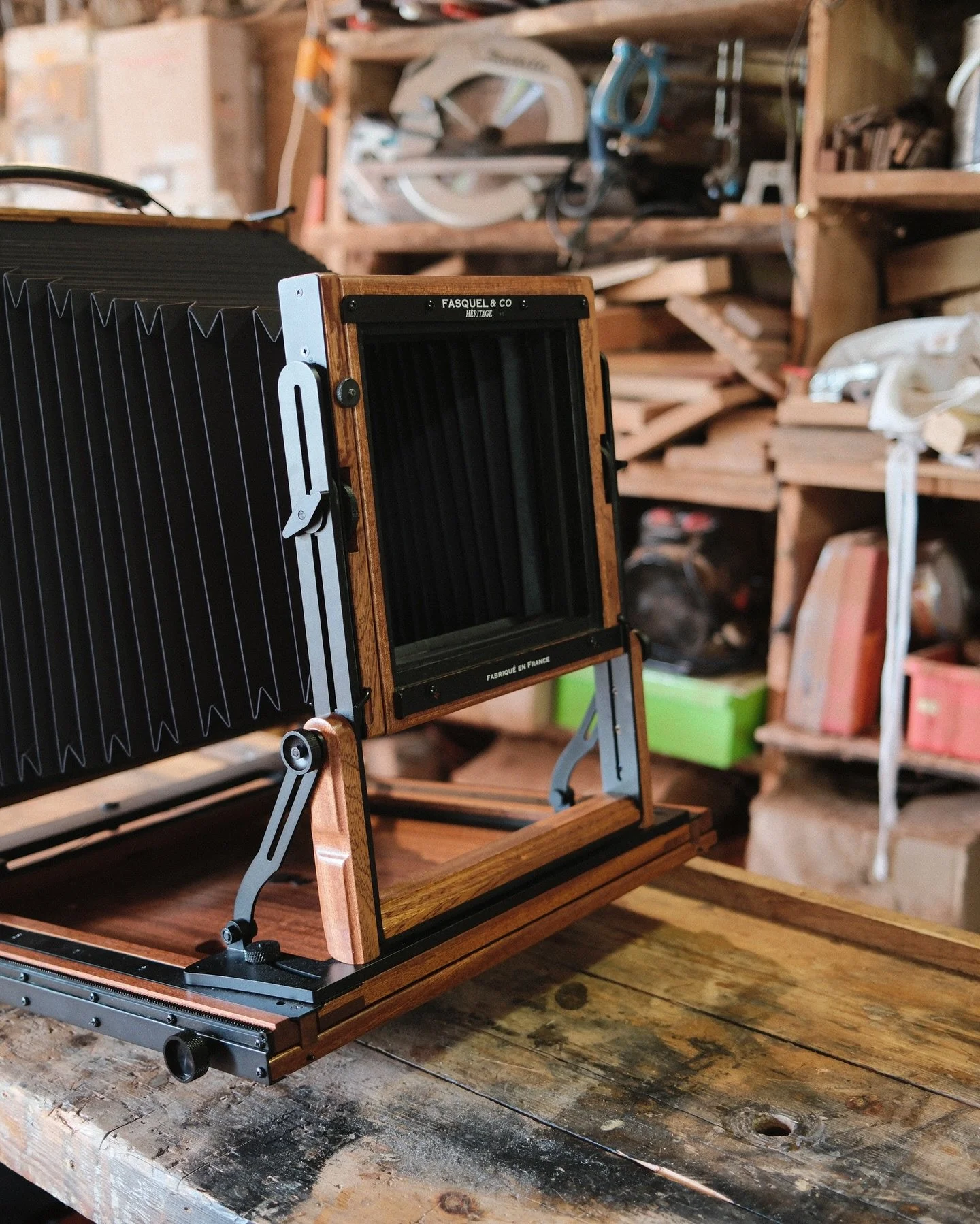 🇫🇷 Saviez-vous que chez Fasquel &amp; Co, nous proposons aussi notre chambre &laquo; H&eacute;ritage &raquo; au format 11&times;14&Prime; ?
✨ Fabriqu&eacute;e enti&egrave;rement &agrave; la main dans notre atelier en France
🌿 Structure en acajou, 