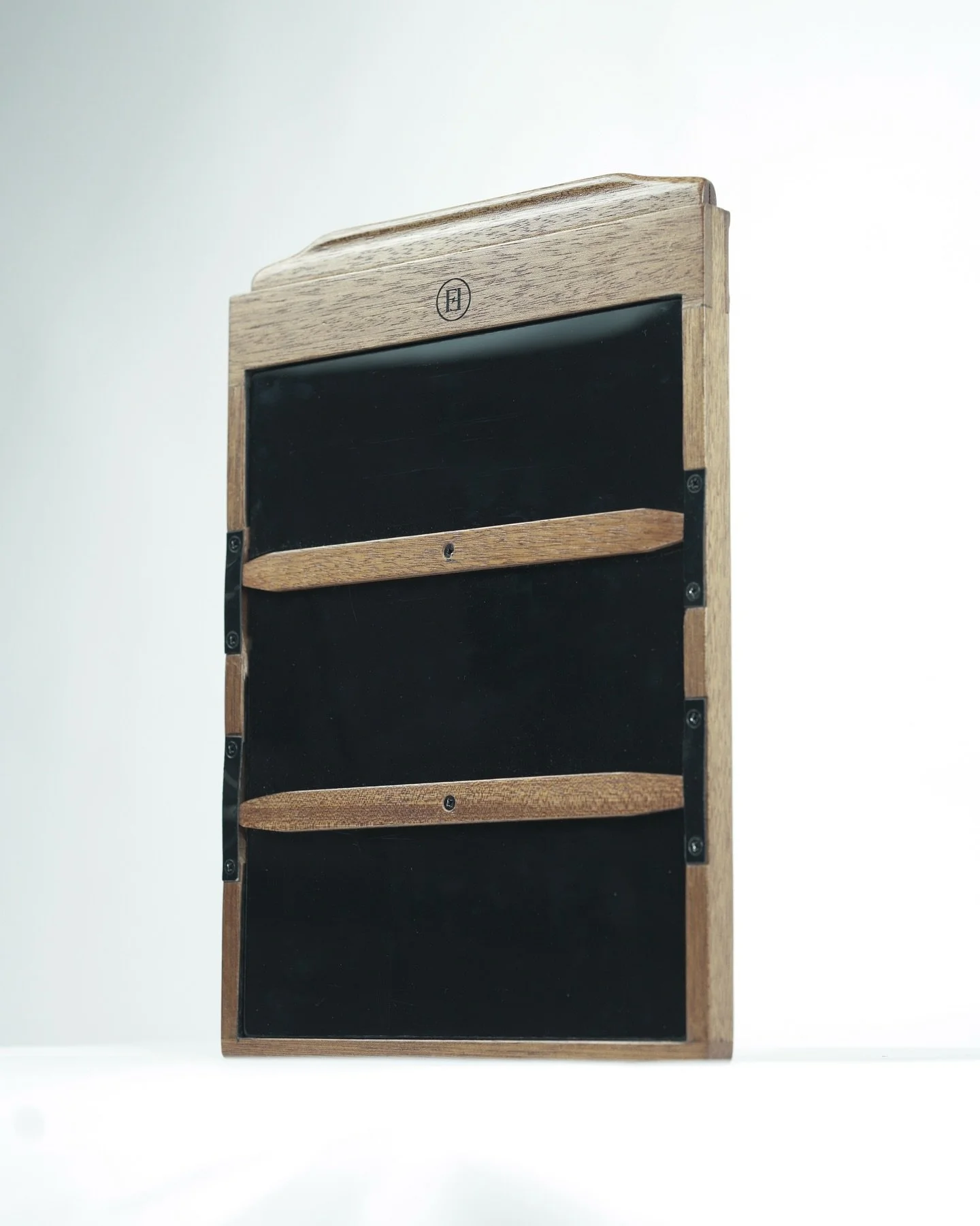 🇫🇷 Ch&acirc;ssis collodion humide 8x10
Con&ccedil;u en aluminium et acajou, notre nouveau ch&acirc;ssis collodion est pens&eacute; pour r&eacute;pondre aux exigences des photographes les plus pointus.

🔩 Porte enti&egrave;rement amovible avec verr