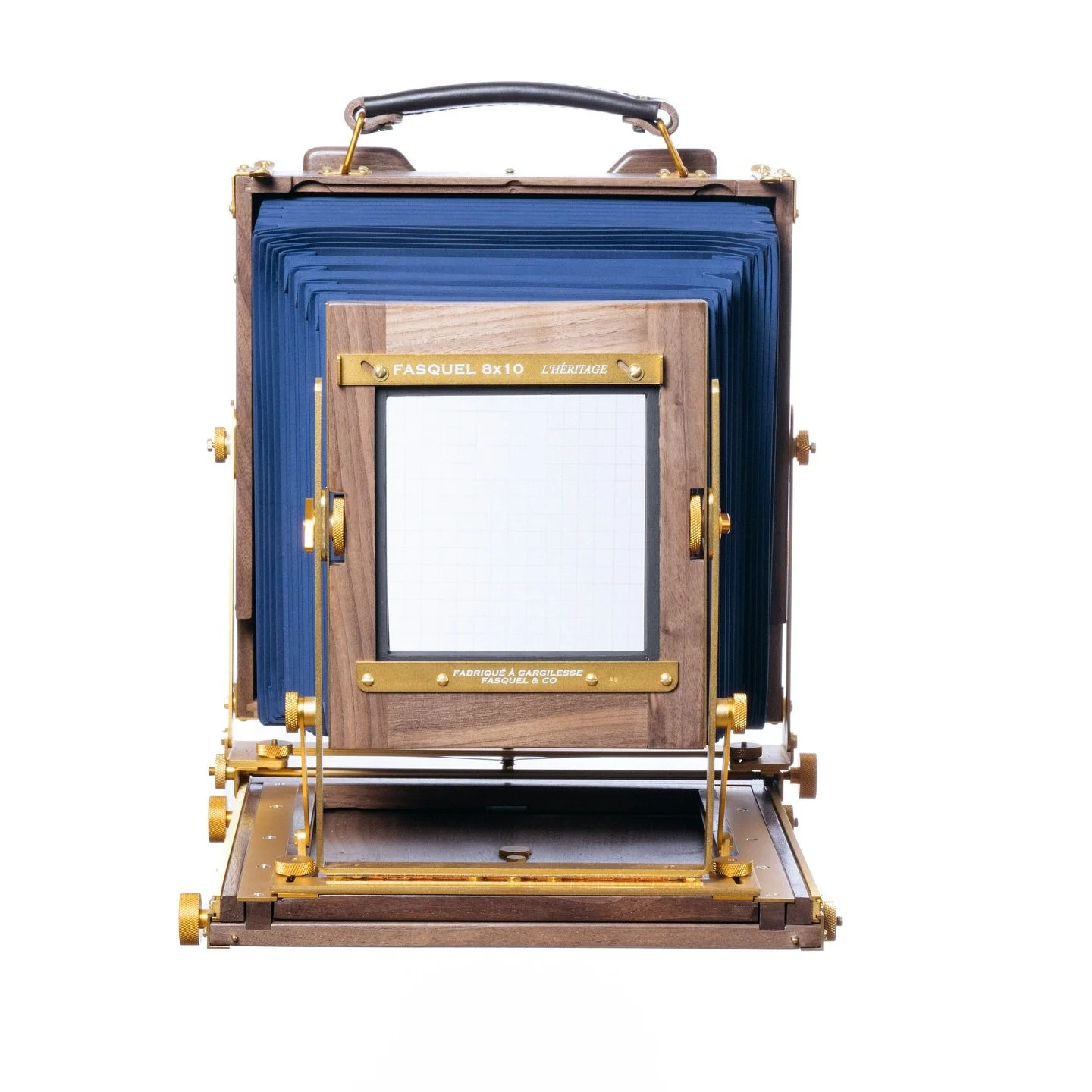 🇫🇷
La Fasquel 8&times;10 Heritage incarne l&rsquo;&eacute;l&eacute;gance artisanale et la pr&eacute;cision technique.
Fabriqu&eacute;e &agrave; la main en acajou ou noyer, avec un choix de soufflets color&eacute;s et de finitions en aluminium noir 