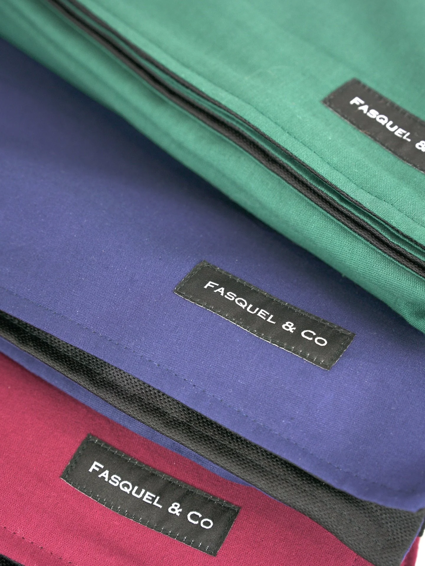 Dark Cloth for large format shooting!
Colored exterior, deep-black interior for perfect focus control. Handmade in France 🇫🇷 
✔️4x5 to 8x10 camera 
✔️ Easy elastic fastening
✔️ Studio &amp; field ready

Available in 3 colors 🎨
👉 More info on our 