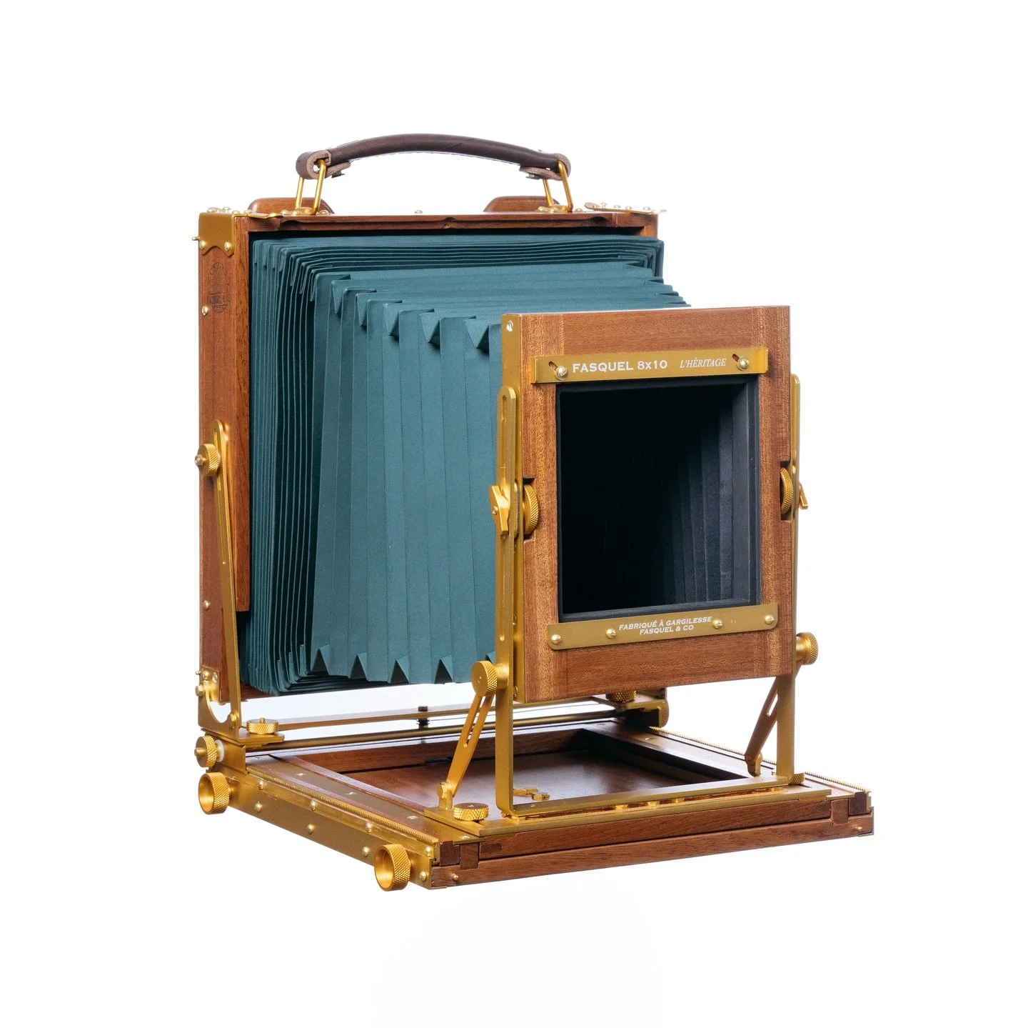 ✨ Christmas spirit is slowly filling the workshop&hellip;
Large format cameras, Universal Iris, handcrafted film holders, dark cloths &mdash; each piece coming to life with care and dedication.

🎁 Is your Christmas list ready yet?
Orders are already