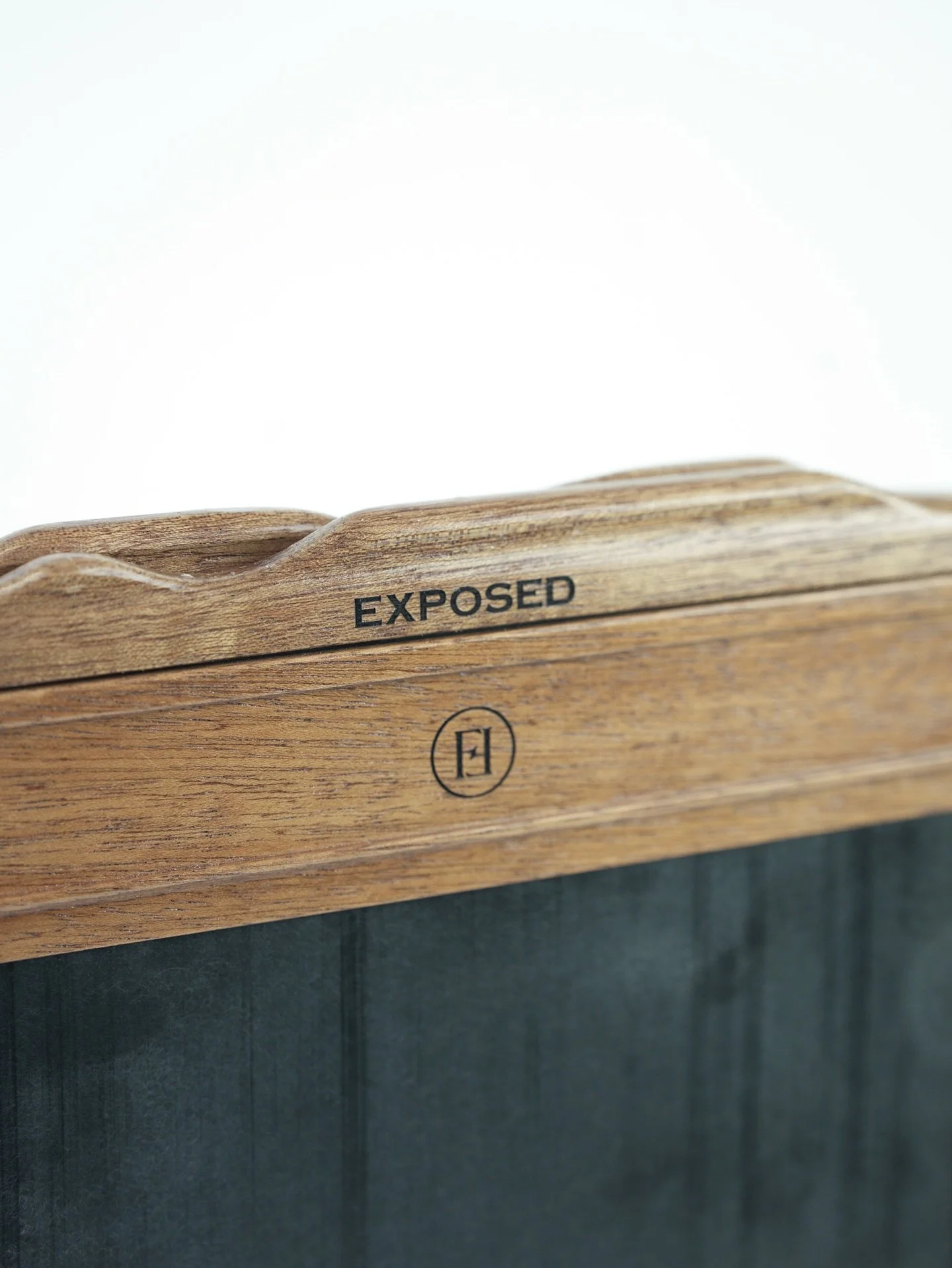 Discover the missing piece of your large format routine.
Designed for photographers who value precision and reliability, our Fasquel film holder is built one-by-one, with premium materials and a craftsmanship that honors the golden era of analog phot