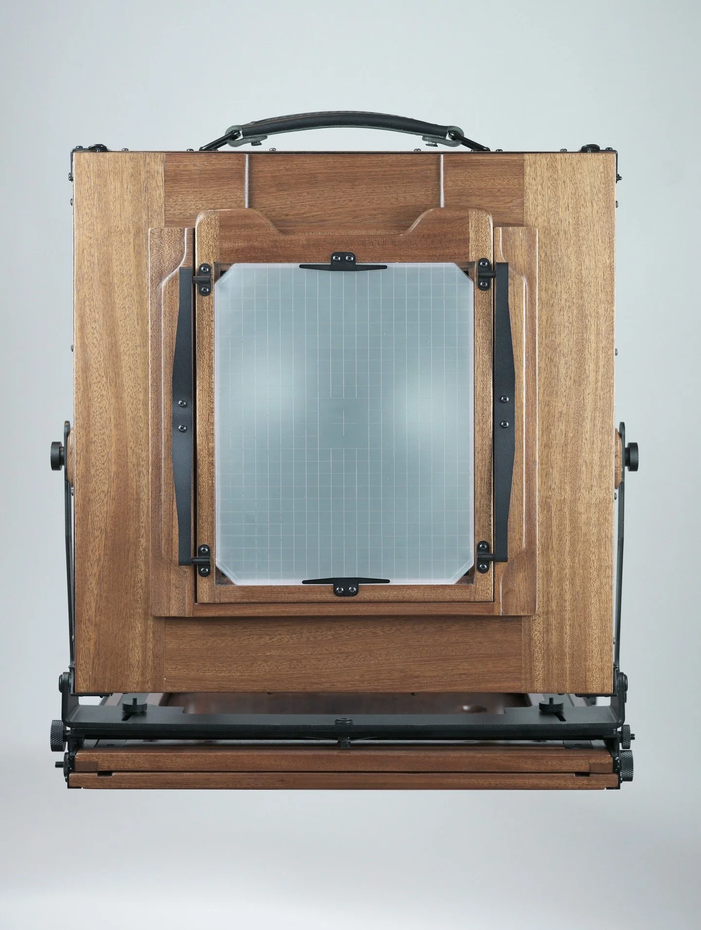 Fasquel Camera &ndash; Reducing Back

Our 8&times;10 reducing back for the 11&times;14 inch large format camera.
Designed to bring precision and versatility to ultra-large format photography.

Each reducing back is entirely handcrafted in our worksho