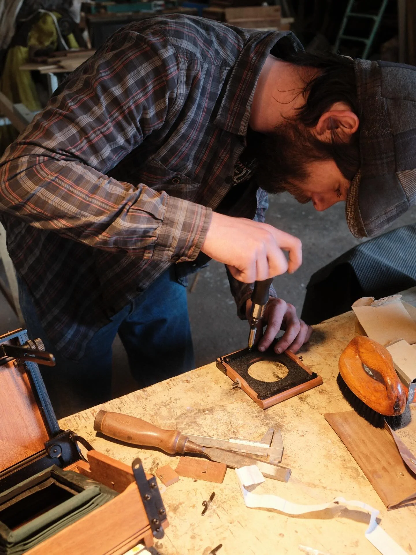 After a year of research, drawings, and countless hours in the workshop, our 4x5 large format camera is finally ready.

The last adjustments are currently being made by hand in the atelier.
Spring is here and with it, a new chapter.

100% made in Fra