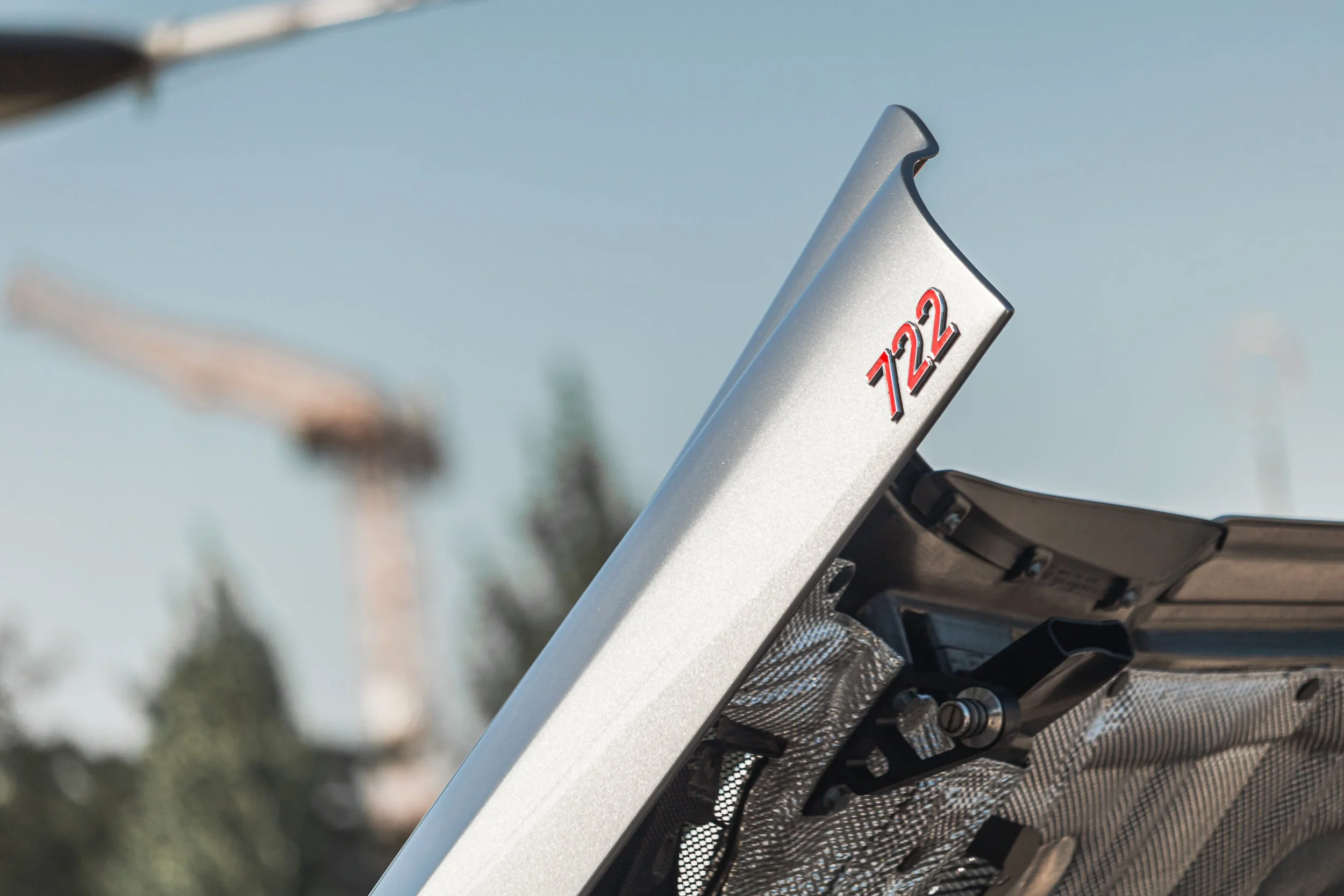 Nahaufnahme eines Geländewagens mit dem Modellnamen "722" auf dem Dach.