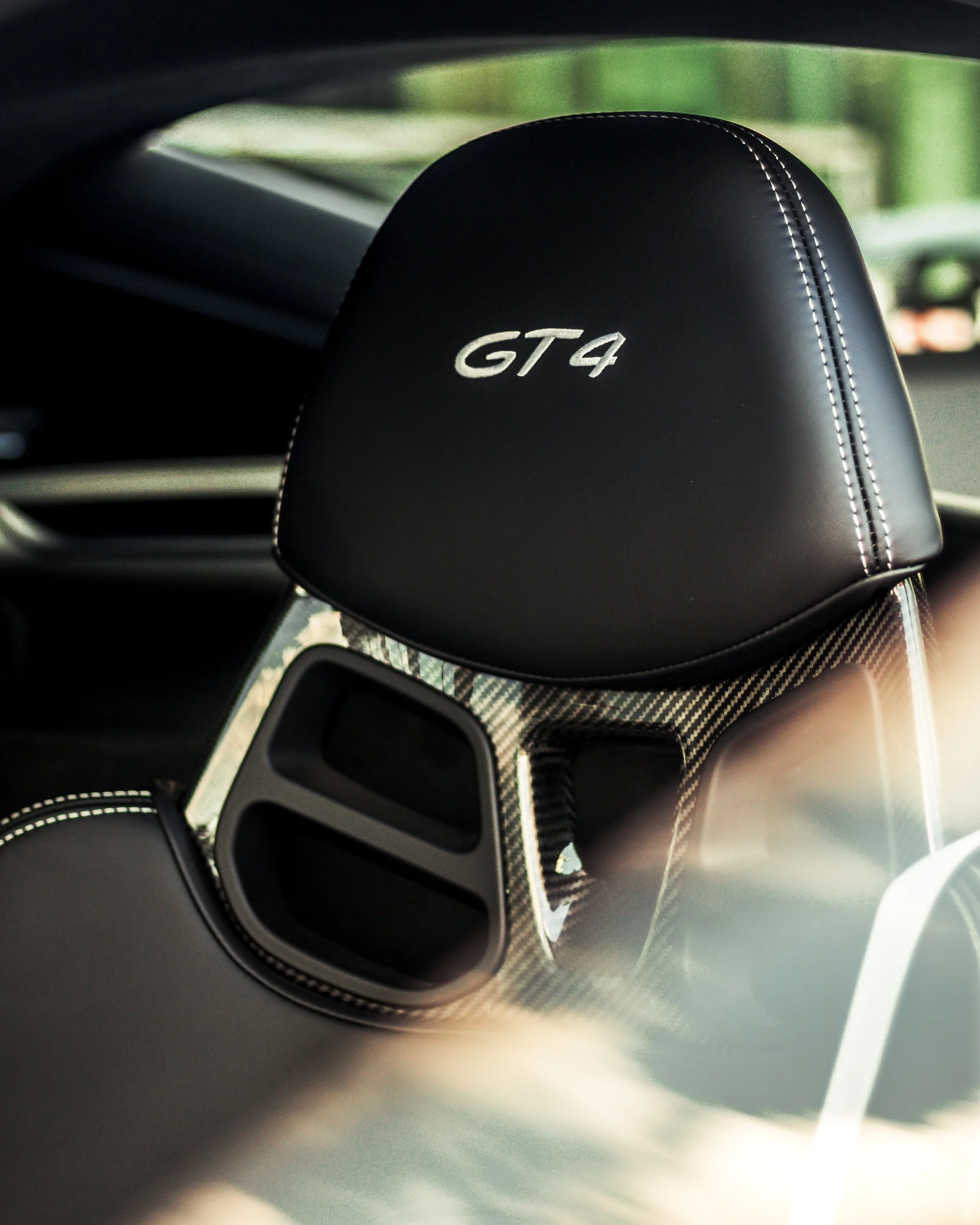 Schwarzer Saunapolster mit der Bezeichnung GT4 in einem Fahrzeuginterieur.