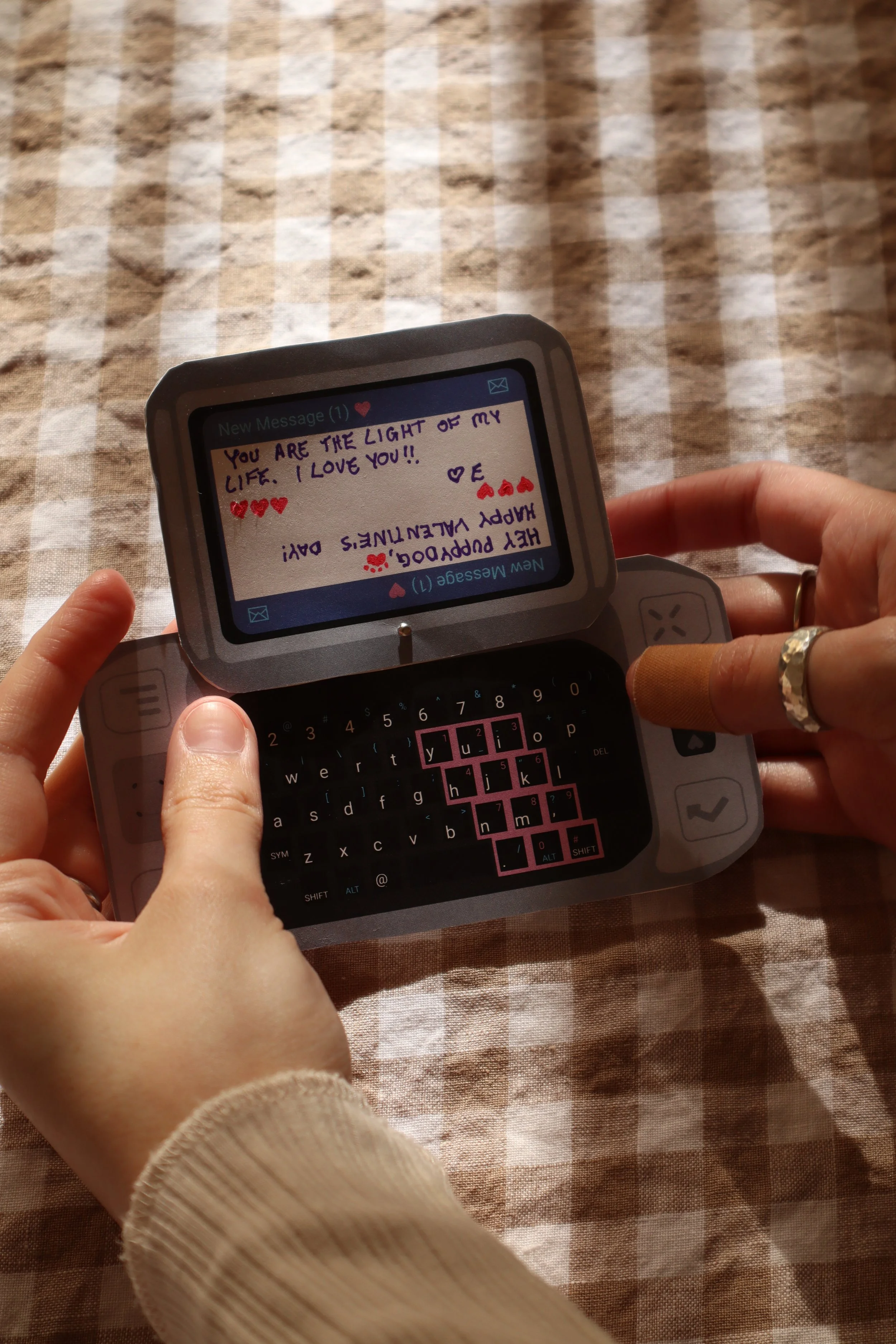 Swivel Screen Phone Valentine - Download