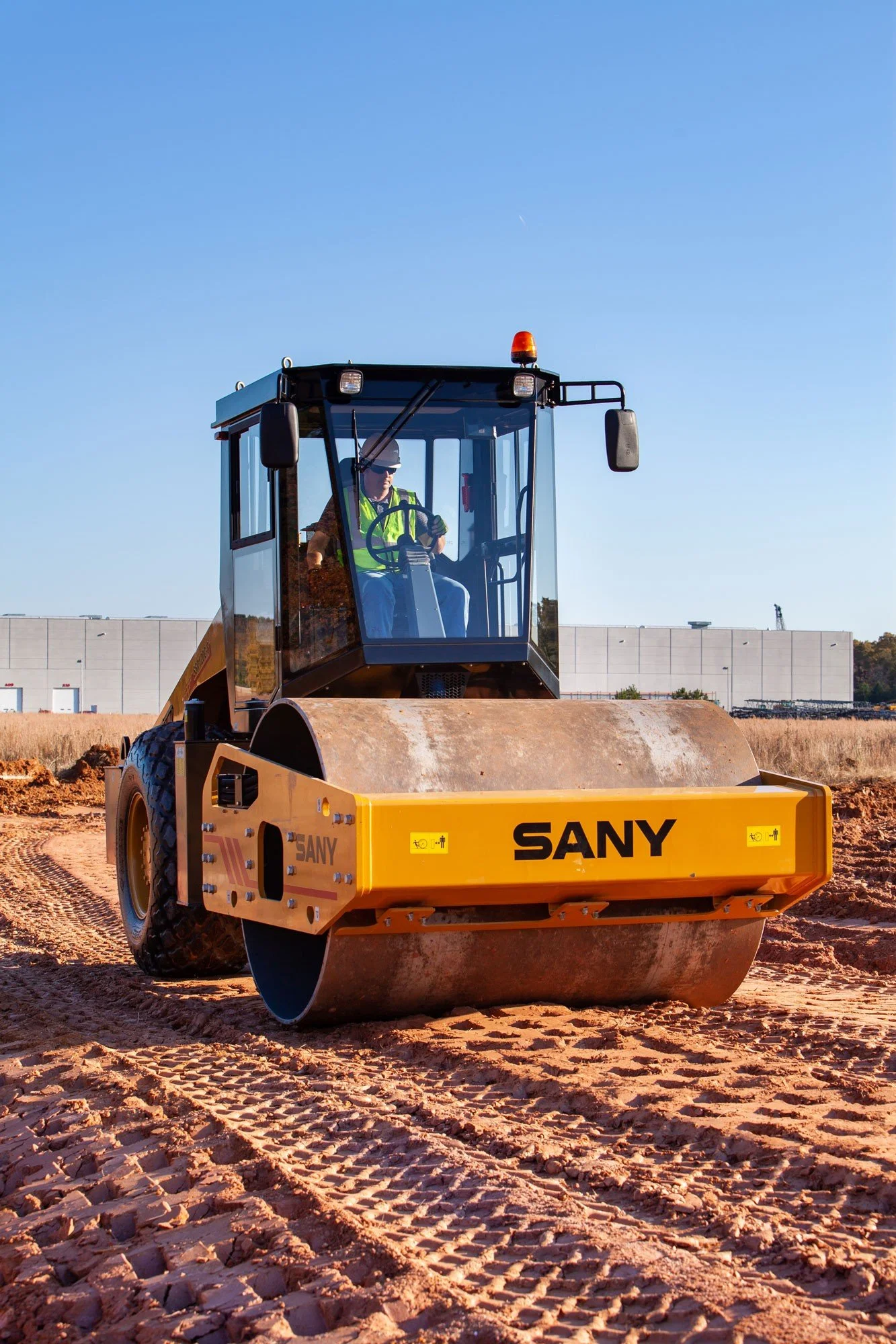 SANY SSR120C‑8 Compaction Roller  
 IN STOCK!  
 CASH PRICE: $101,499  
 0% AND OTHER FINANCING OPTIONS AVAILABLE, CONTACT US FOR QUOTE (Financing subject to approval; higher cost applies)  
The SANY SSR120C-8 is a single drum roller designed to hav