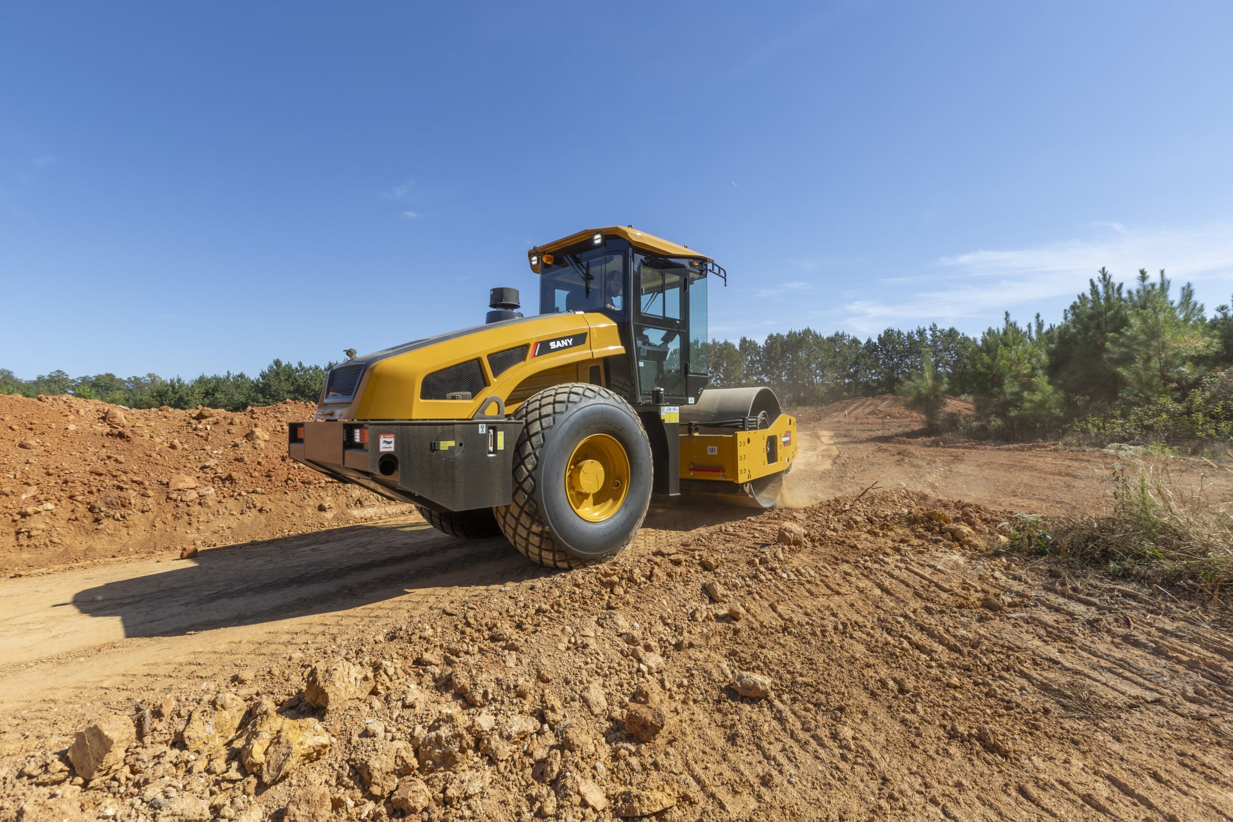  SANY SSR212 Compaction Roller  
 AVAILABLE WITH SMOOTH OR PADFOOT DRUM - FULL CAB OR CANOPY  
 CONTACT US FOR QUOTE  Built for demanding roadwork, site development and large earthmoving projects, the SANY SSR212 delivers powerful, consistent compact