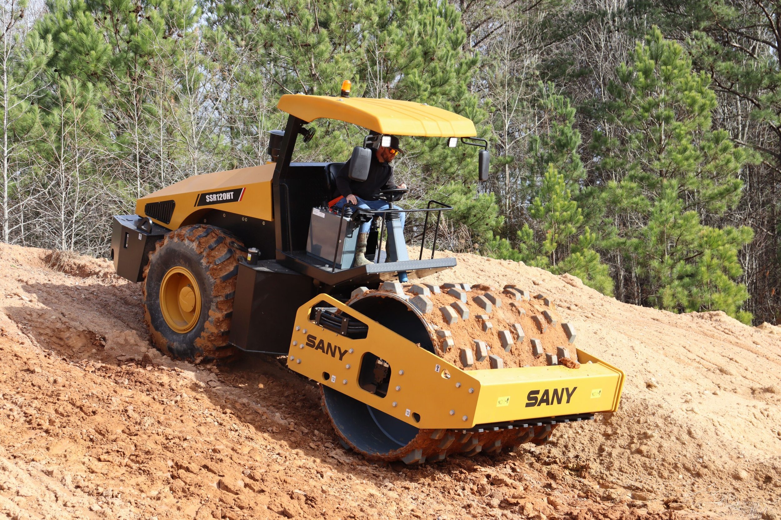 SANY SSR120HT Compaction Roller  
The SSR120HT is a single drum roller designed to have a minimal learning curve and long component life. Powered by a 145 hp Cummins engine and weighing in at 26,103 lbs, plus excellent centrifugal force performance