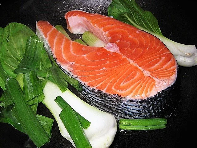 02-pan-frying-salmon-steak-bak-choy-and-green-onions.jpg