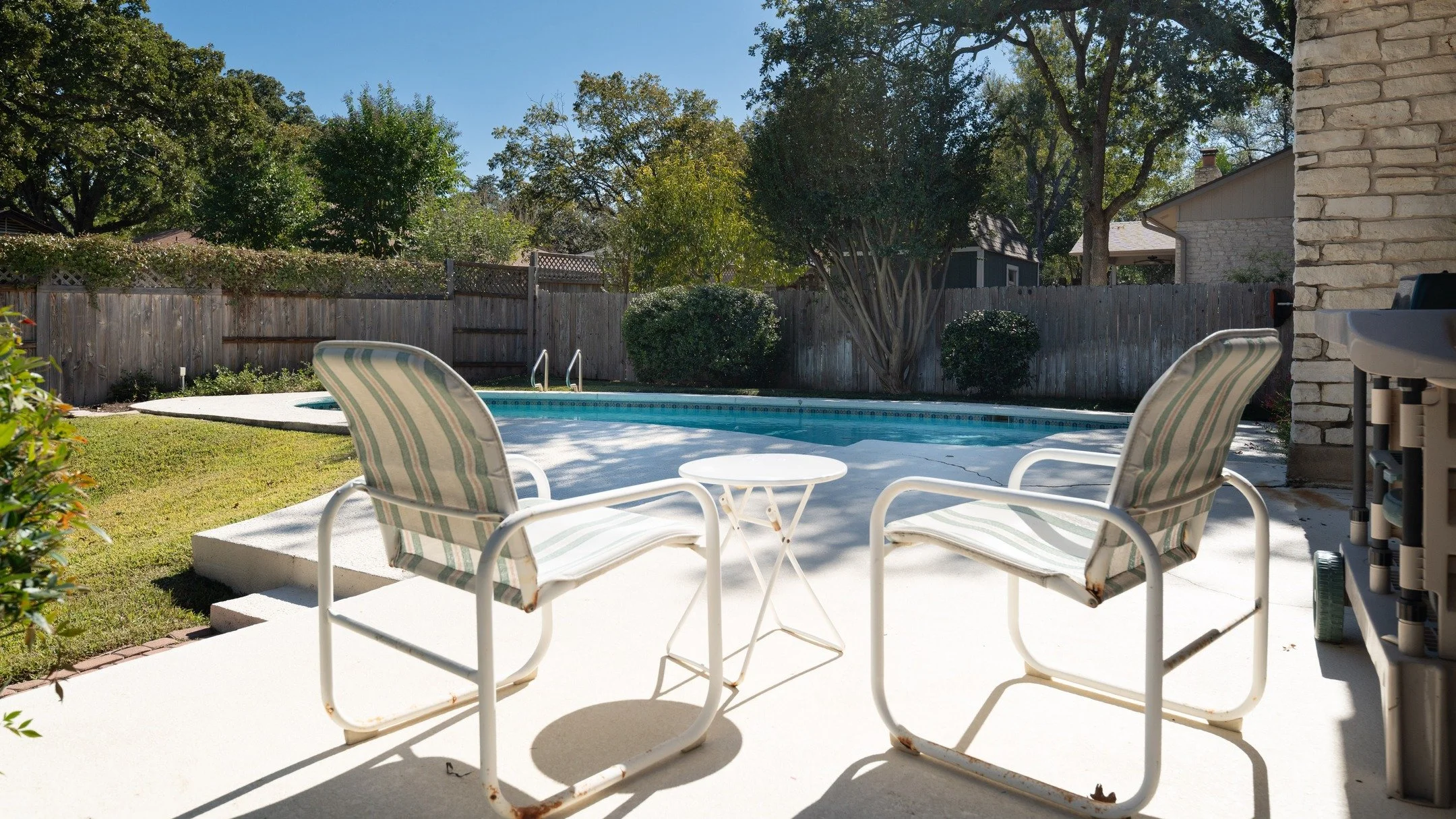 This home was too kewl. For a residential property, this pool was deep! At least 8 ft if not deeper. It also had a great wood heater and a very nice kitchen. It was great meeting and working with Krista! She was awesome. 

#realestate #botellophotogr