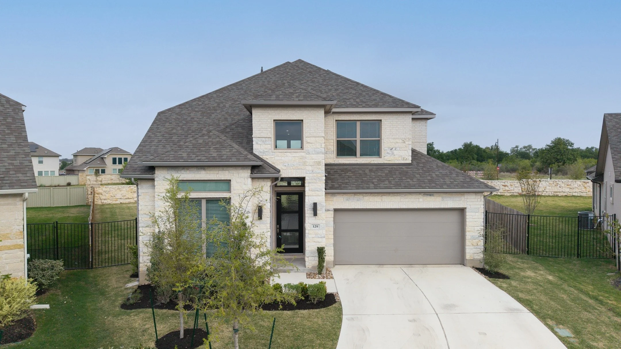 Had the opportunity to photograph this beautiful property earlier this week, always a pleasure capturing spaces like this. Big thank you to Meredith with @gethillcountryhomesandloans for trusting me to bring this listing to life through photos. If yo