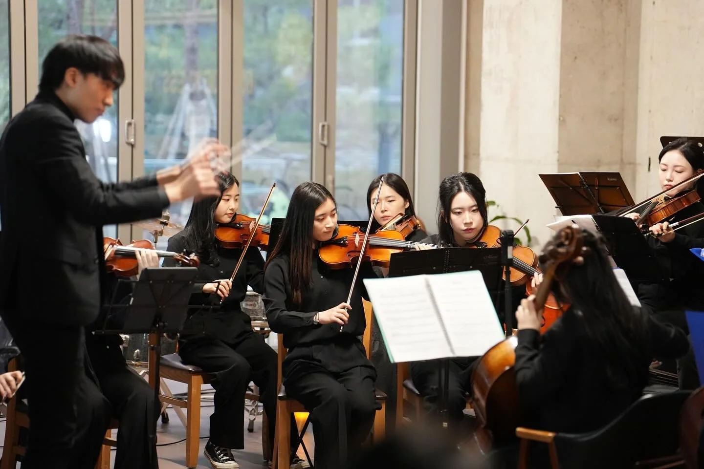On January 20th Youth Orchestra Without Borders collaborated with Culture N Artist and The Korean Royal Society for a joint concert and art exhibition. Culture N Artist is a cultural agency that promotes young artists with branding, marketing, concer