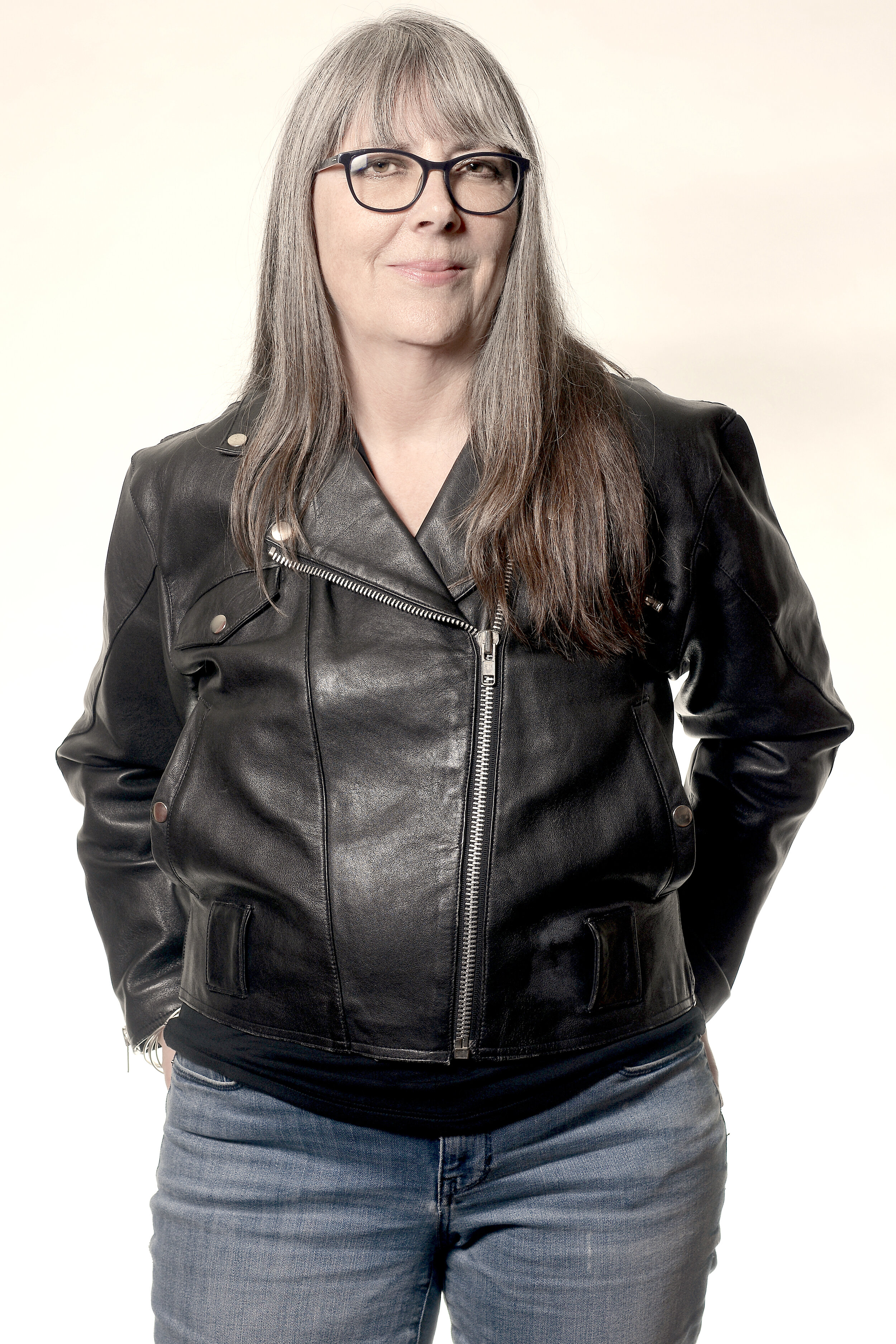 Alison Hogan has written songs in just about every genre, and these days she likes to call what she’s doing as “legacy folk” because she’s been writing and performing since she was a teen. We’re delighted to have Alison at Bez for SongStage. https:/…