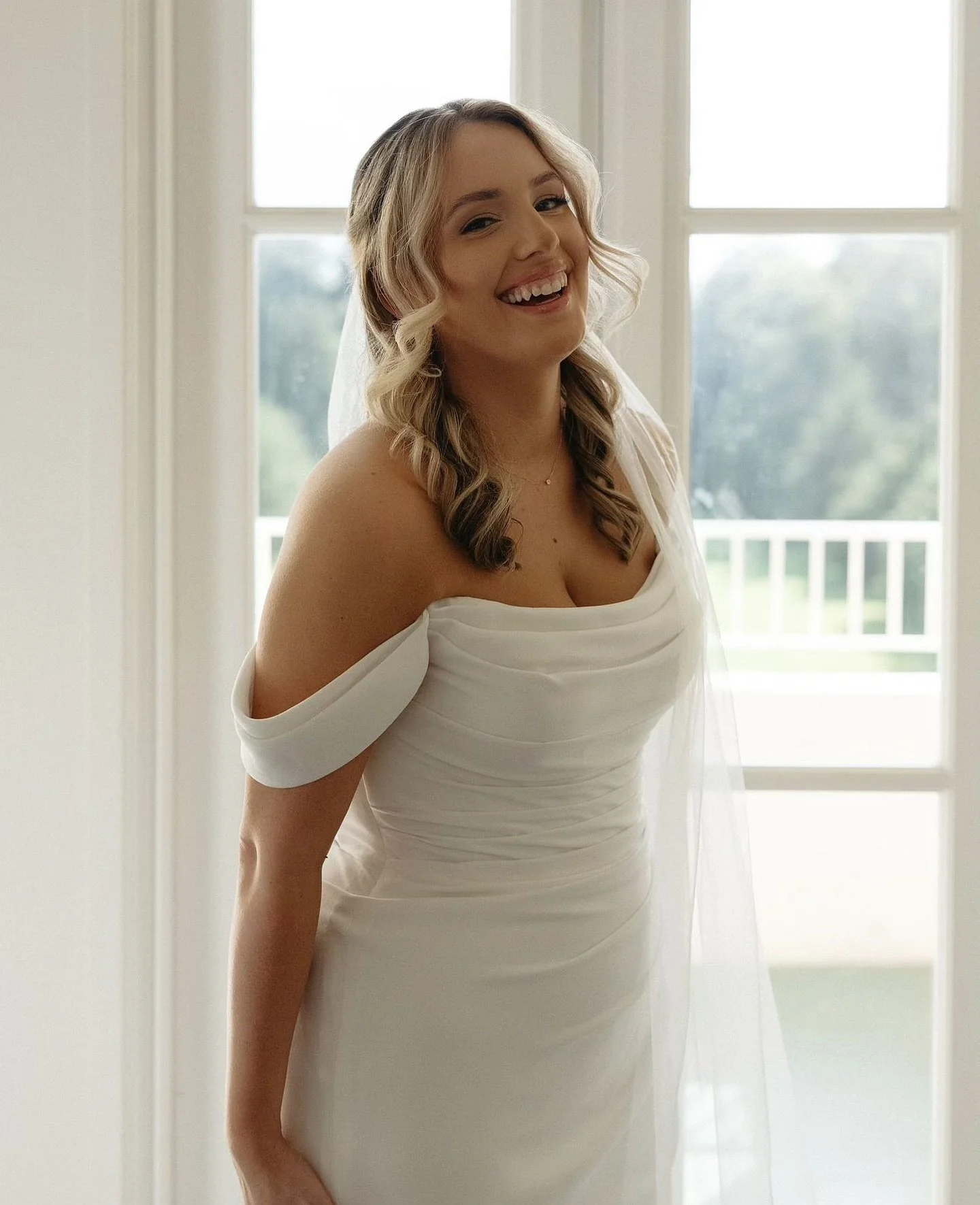 Our beautiful bride Marisa, @mmastrio_ 🤍
- SOFT + GLOWY GLAM.
 Vendors: 
@niakovacevphotography 
@jessvilaysane
@tressbridal
@thewadsworthmansion 
@alexandrasbridalboutique 
@davidalanhospitalitygroup 
&bull;
#ctmua #ctmakeupartist #connecticutmua #