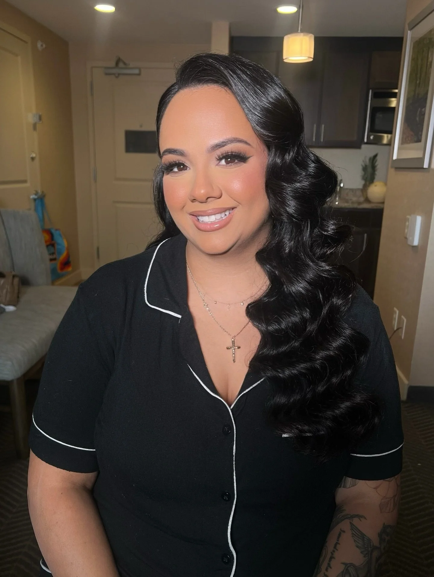 BRI 🤍 8.29.2025 💍 @honeybri.tattoo 😍
Gorgeous Glam Waves by @shirley_blushandbrush.ct ✨
&bull;

#ctmua #ctmakeupartist #connecticutmua #connecticutmakeupartist #ctmakeup #makeup #ctbridal #ctbridalmakeup #mua  #makeupartist #travelingmua
#bridalgl