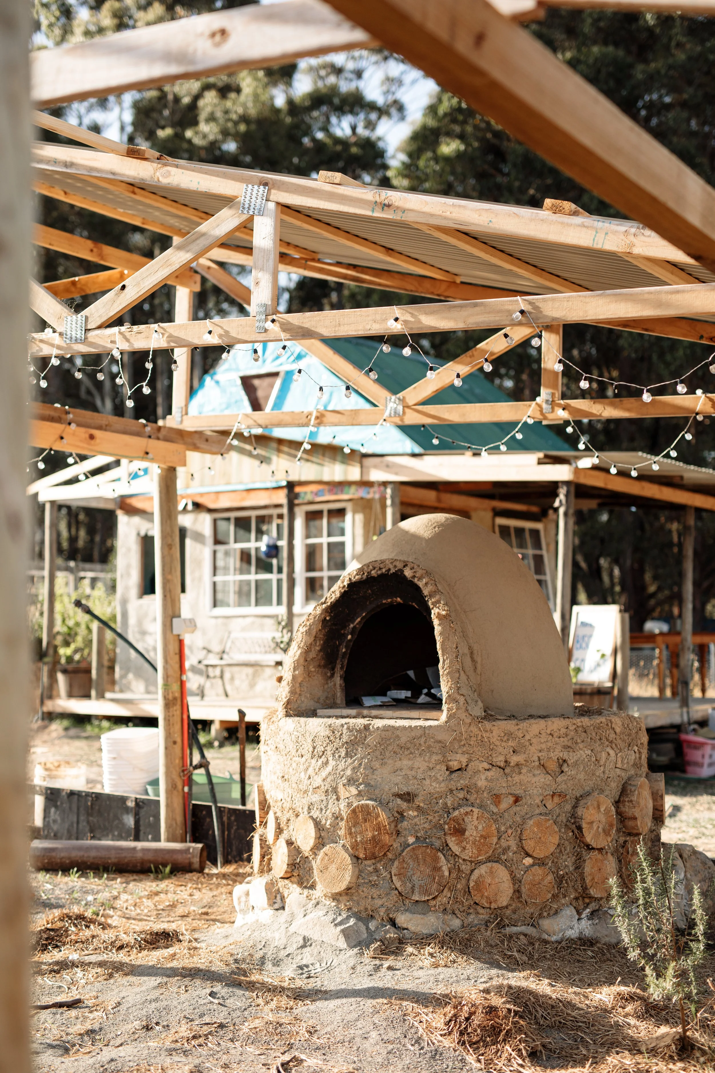 pizza oven by Cob and Natural Builder Earl. by Ness Vandeburgh Photography https://www.nessvphotography.com/