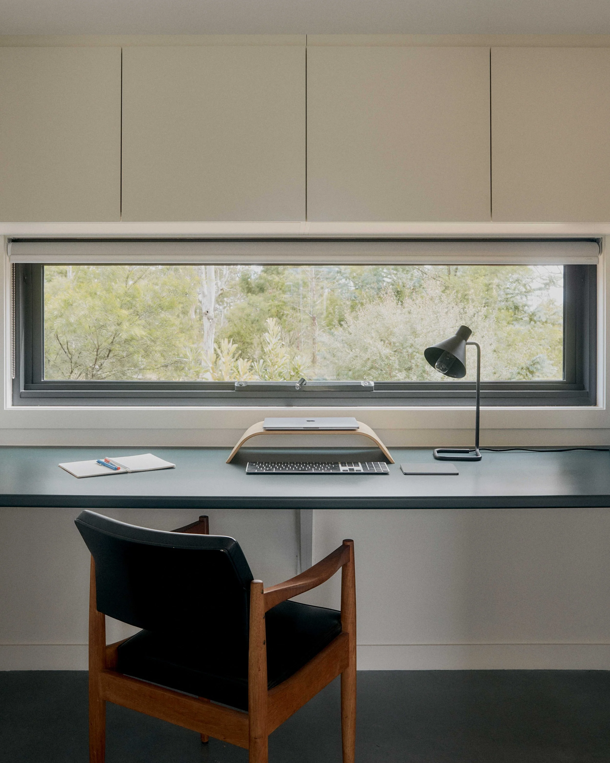 Built-in study desk Berrima Garden House - garden view workspace design ZF Architects