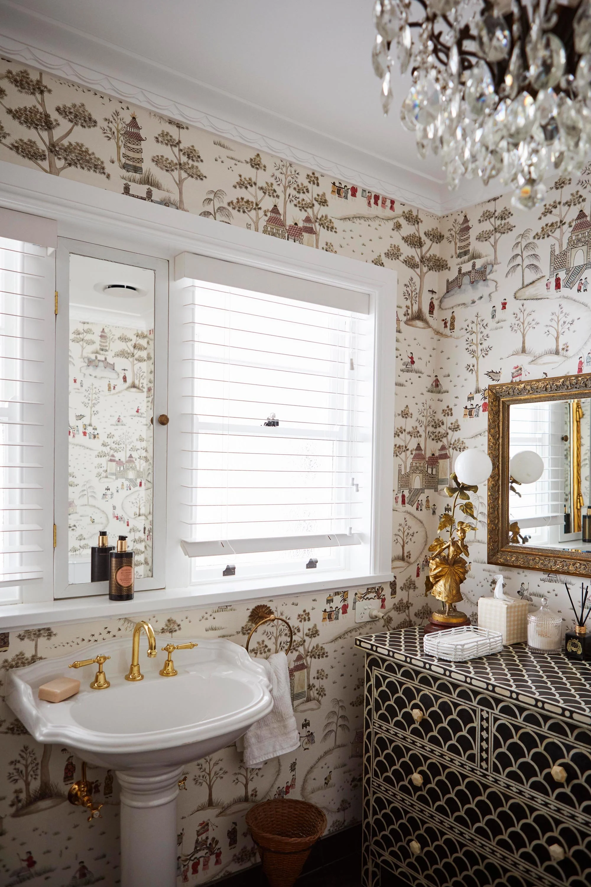 Vibrant bathroom interior Sutton Forest - designer wallpaper ZF Architects