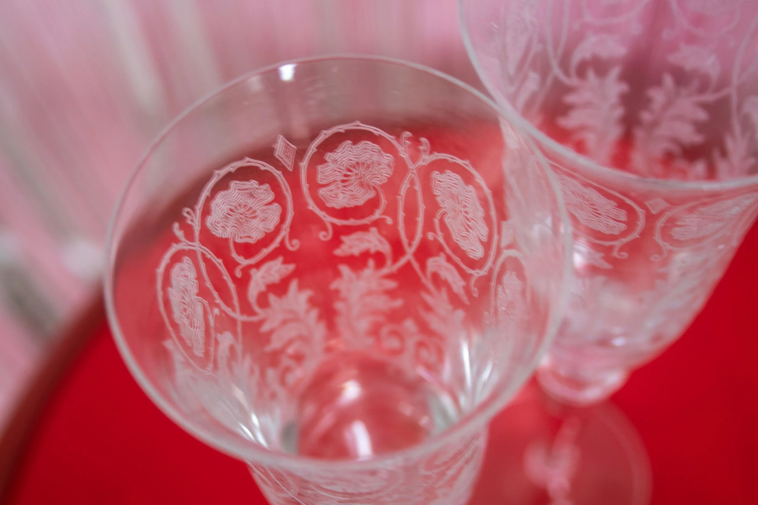 THE HEIRLOOM SET etched champagne flutes