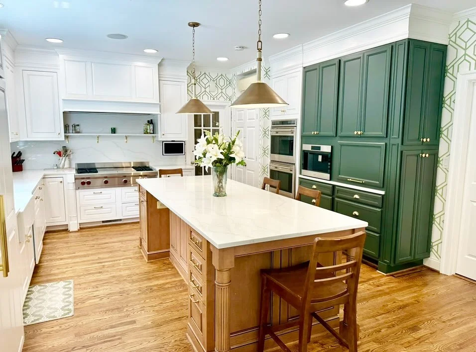 ✨ Before & After: From 90s Dated to Timeless Treasure ✨
This kitchen had good bones, but it was stuck in the 90s—with dingy countertops, outdated lighting, and a built-in office that didn’t serve the space anymore. We reimagined the