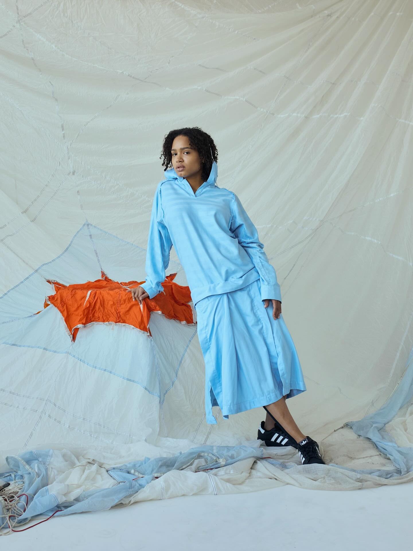 Elevate your work to new heights with our brand new range of parachute backdrops! Available now for rent in Prague &amp; Warsaw ✨
-
Wznieś swoją pracę na wyżyny dzięki naszej nowej kolekcji spadochronowych teł!
Dostępne do wynajęcia w Pradze i Warsza