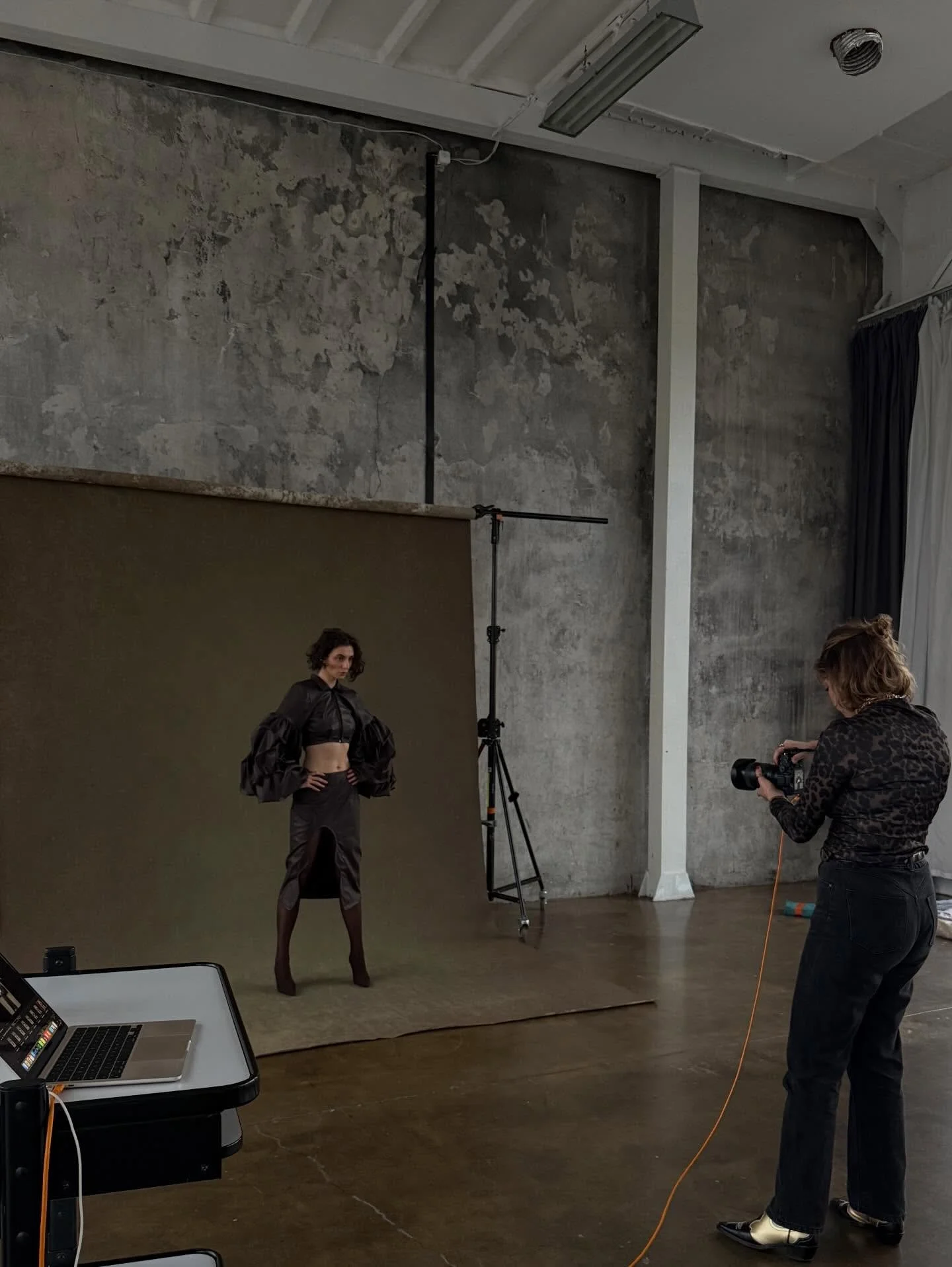 Lots going on behind the scenes... here's a quick update 🫶

1. shot new fabric drops in Warsaw
2. studio vibes painting new drops 
3. meet the Platna Backdrops crew 😎
4. rolling out our new hand-painted drops 

Stay tuned for more 👀 
#platnabackdr