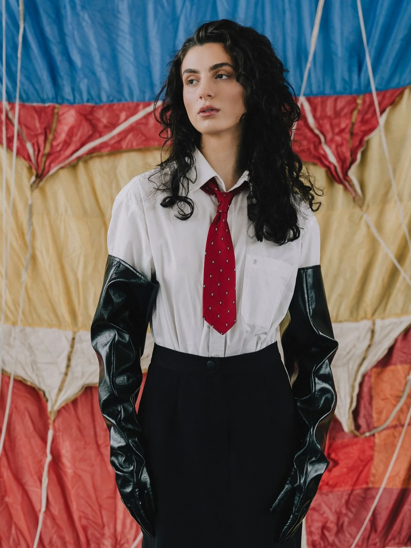 Love our new parachutes range 😍

&ldquo;Santa Fe Fire&rdquo; parachute available for hire in Warsaw 

Shot by @alicjabokina 
Model @kadyrova__zer 

#platnabackdrops #parachutes #platnastudio