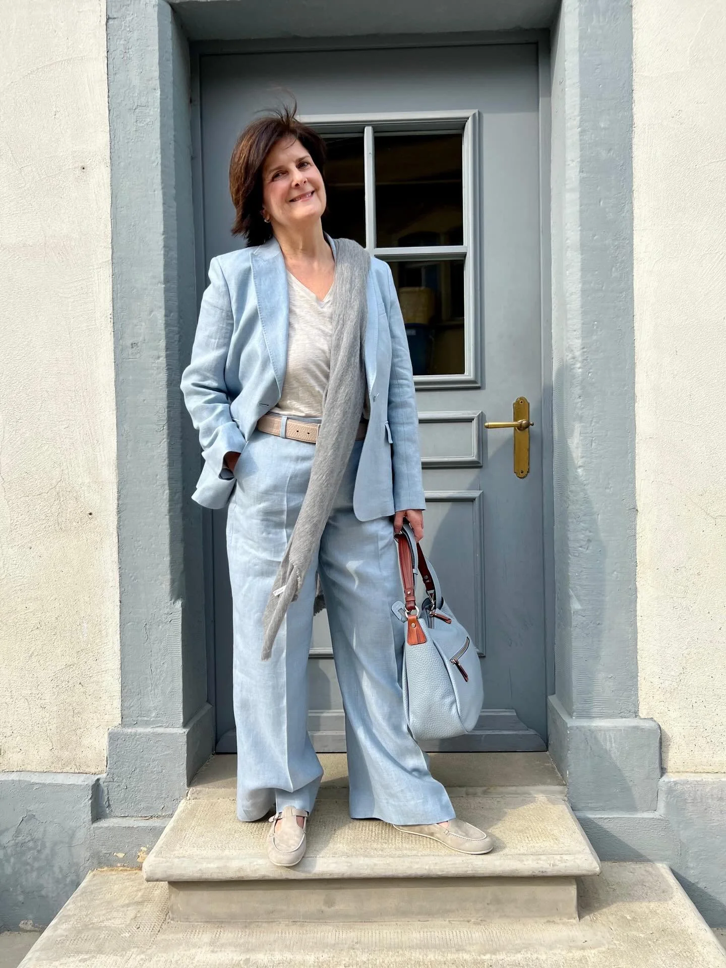Leinen, Leichtigkeit, Lieblingslook ✨

1 Look &ndash; unendlich viele Styles.
Der Max Mara Leinenanzug in soften Pastellt&ouml;nen passt sich deinem Tag an:
☀️ casual am Morgen
🌿 effortless chic am Nachmittag
✨ elegant am Abend

Mix it. Match it. Lo