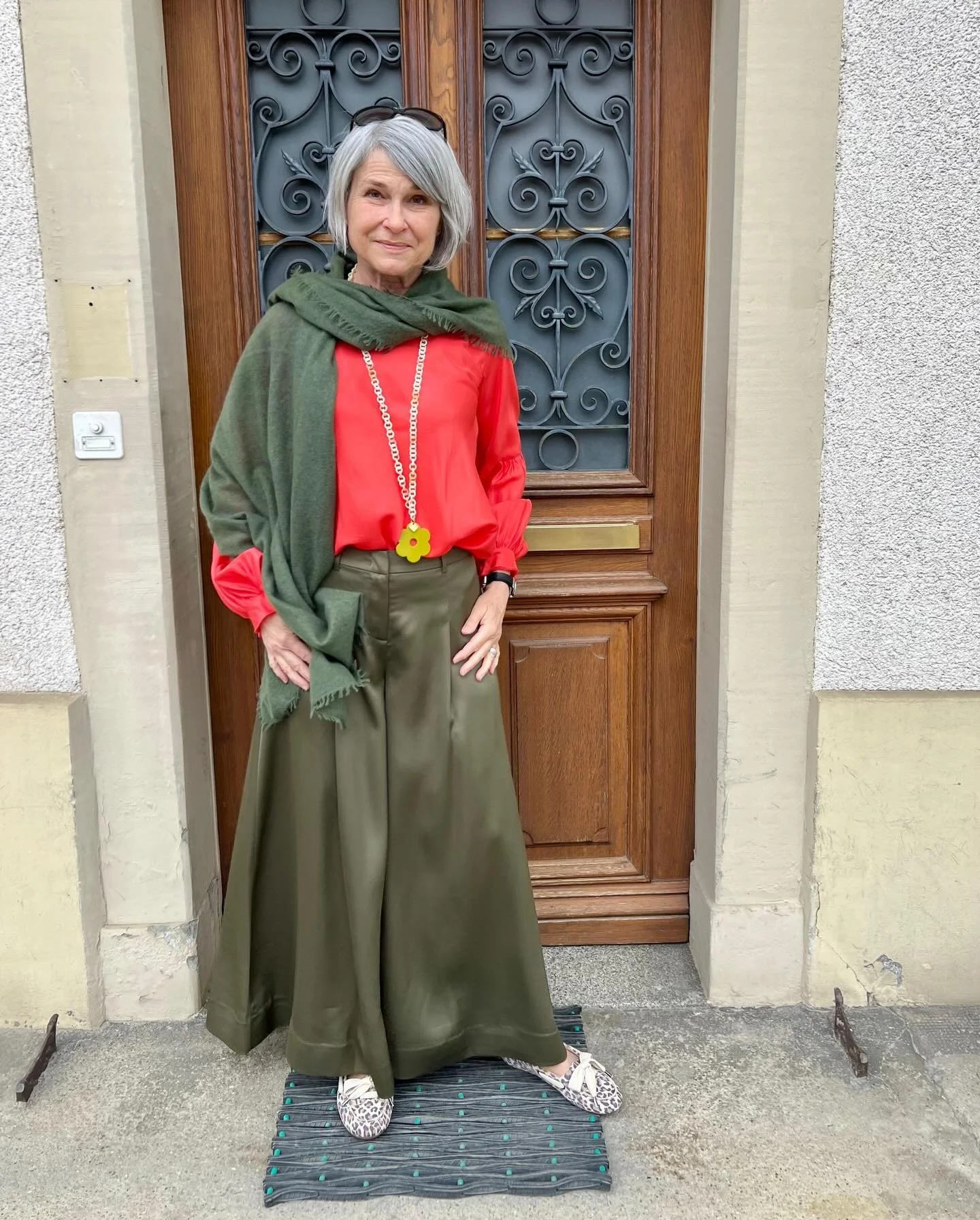 Edle Materialien neu interpretiert!
Seide, Cashmere und Viscose verschmelzen zu einem Look, der Leichtigkeit und Eleganz vereint.

Der Hosenrock setzt ein modernes Statement, fliessend, stilvoll und anders kombiniert.
Abgerundet mit Schmuck von Yulya