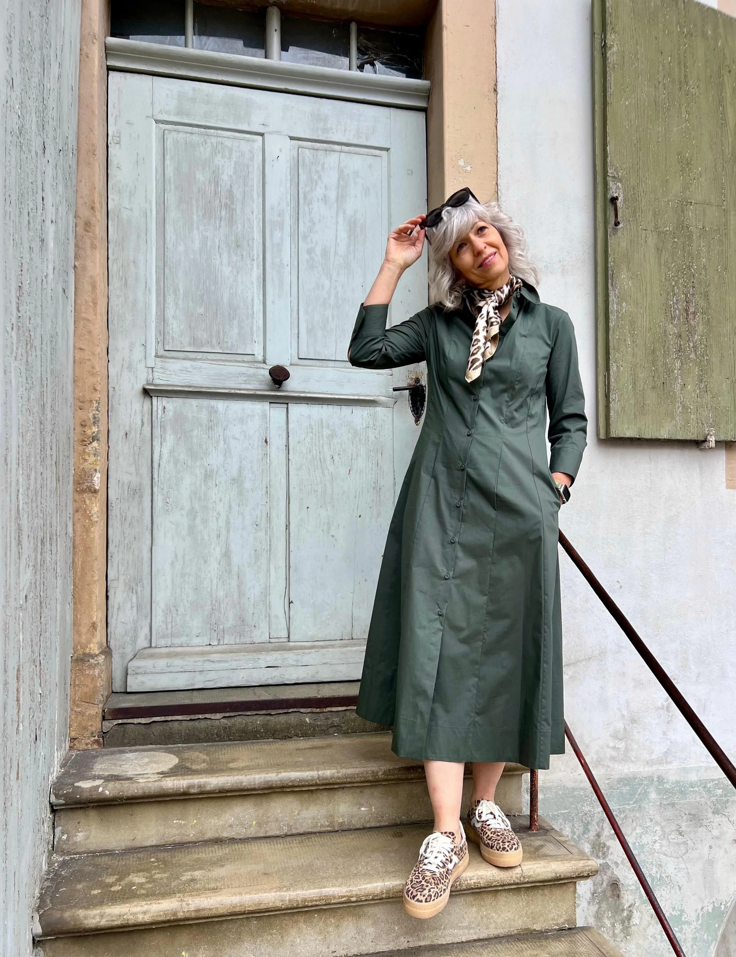 Klassisches Kleid, das die Weiblichkeit schmeichelhaft betont, l&auml;ssig aufgepeppt mit einer kurzen Jeansjacke. Dazu modische Accessoires, Sneaker und ein Nickituch im Animal-Print f&uuml;r den perfekten Mix aus feminin und modern.
Eure Greif Mode