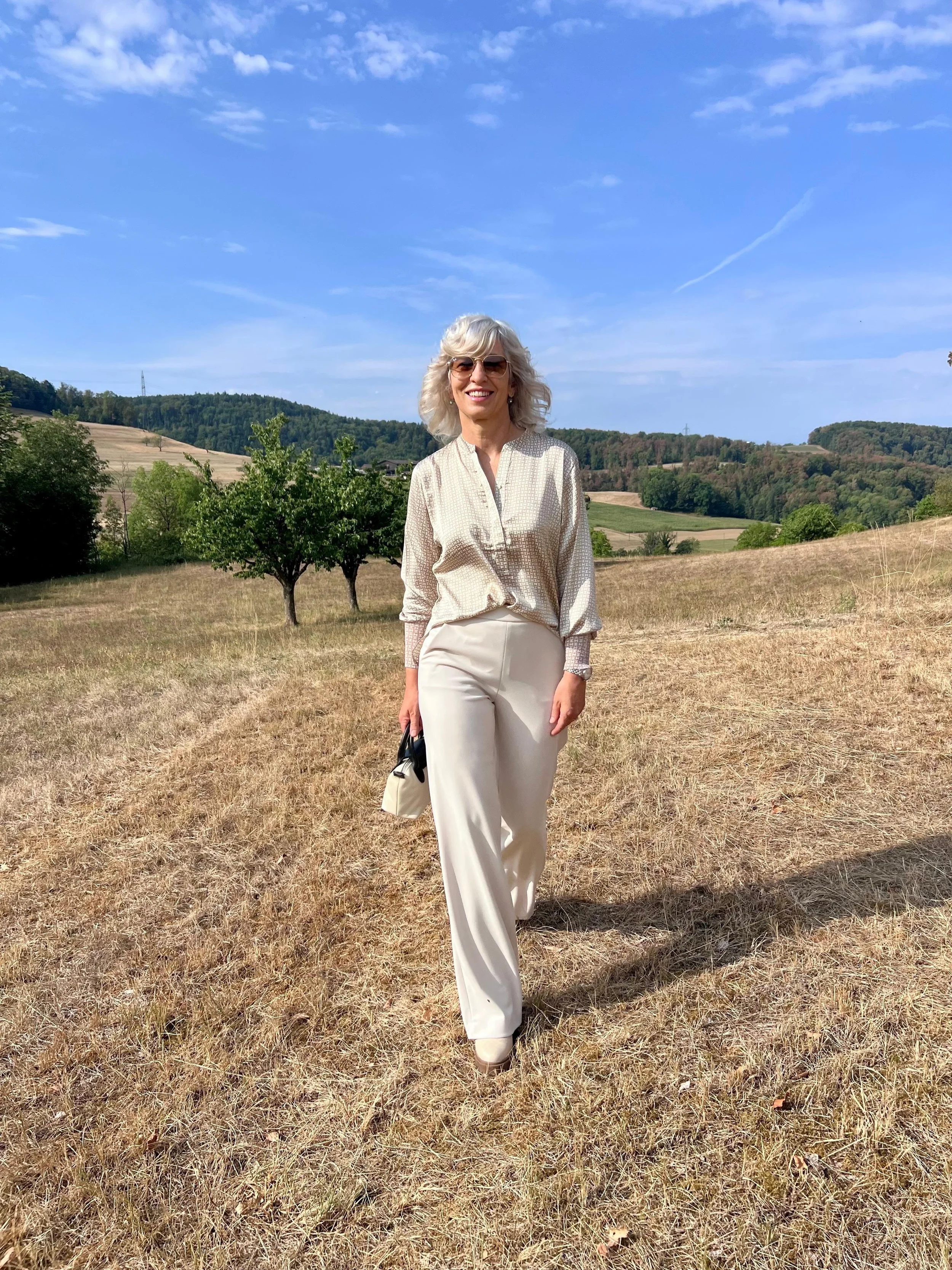 Seide und Cashmere , eine Liaison f&uuml;r den Herbst. 

Die edle Seidenbluse trifft auf eine weich flie&szlig;ende Hose und eine luxuri&ouml;se Cashmere-Strickjacke. Eine Kombination, die Leichtigkeit, Komfort und stilvolle Eleganz vereint.

Zeitlos