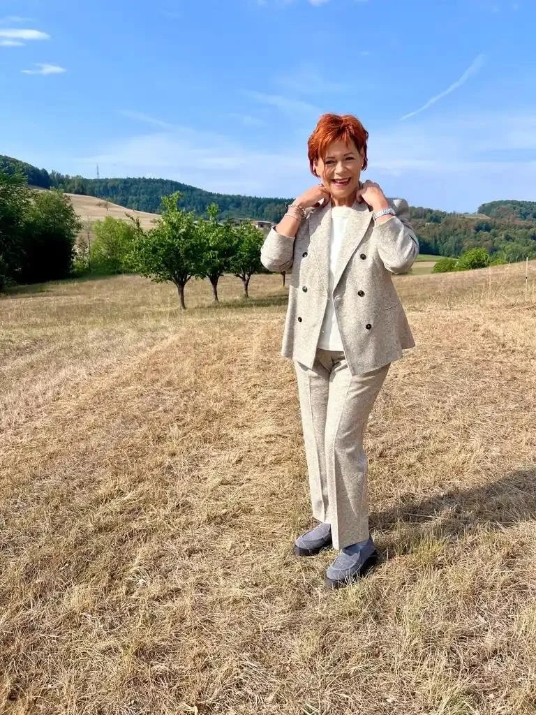 Zeitlos, elegant und wunderbar vielseitig

Dieser extrem bequeme Hosenanzug in edlem Beige verbindet l&auml;ssige Eleganz mit einem modernen Look. 

Perfekt f&uuml;r Business, besondere Anl&auml;sse oder einfach f&uuml;r einen stilvollen Auftritt im 