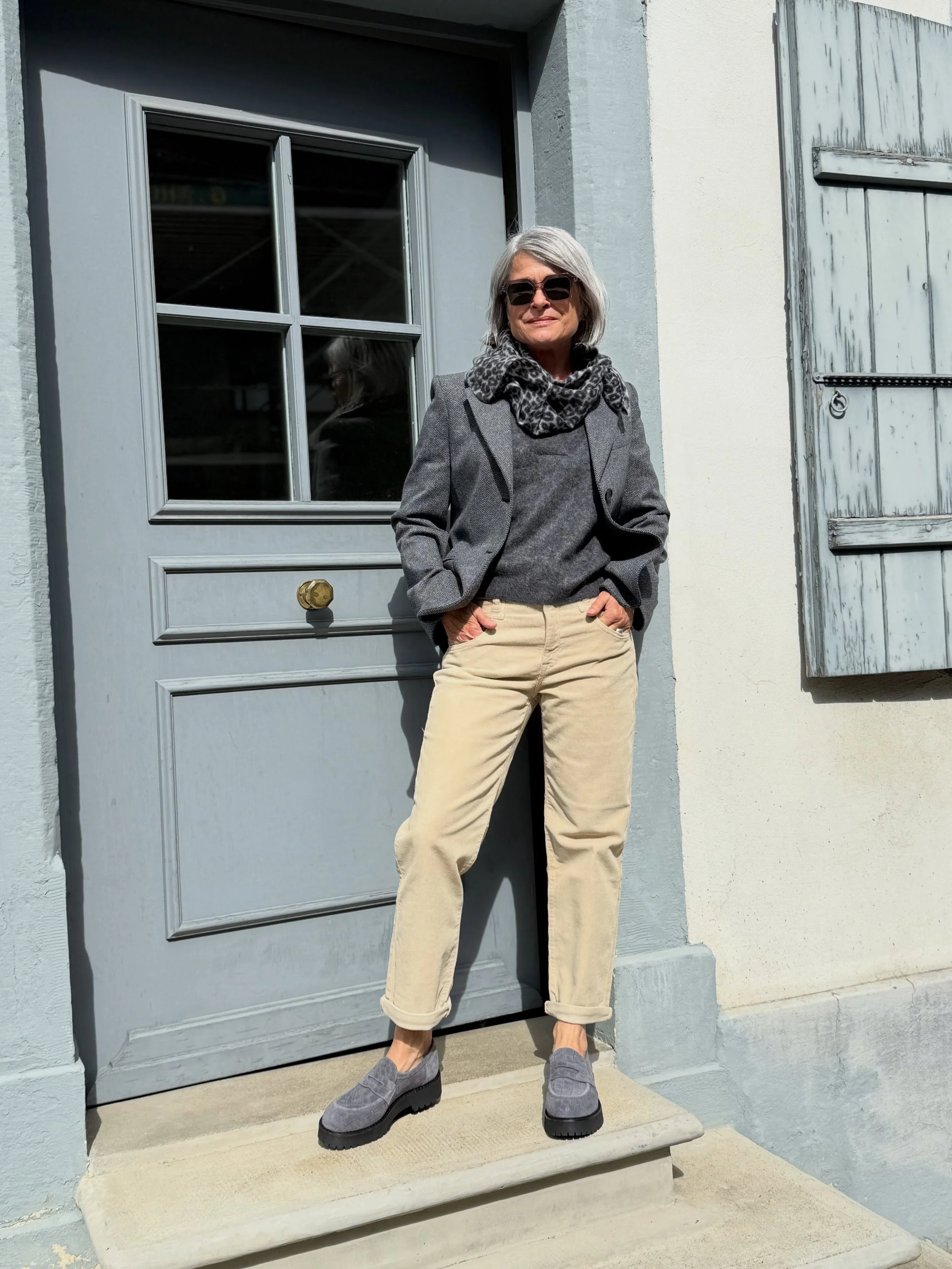Easy Elegance 🤎

Cashmere in Anthrazit trifft auf beige Cord, l&auml;ssige Loafer und einen grauen Fischgrat-Blazer. Dazu ein feines Cashmere-Nickituch, f&uuml;r den kleinen Hauch Luxus.

L&auml;ssig. Hochwertig. Zeitlos. 

Lust auf diesen Look? Kom