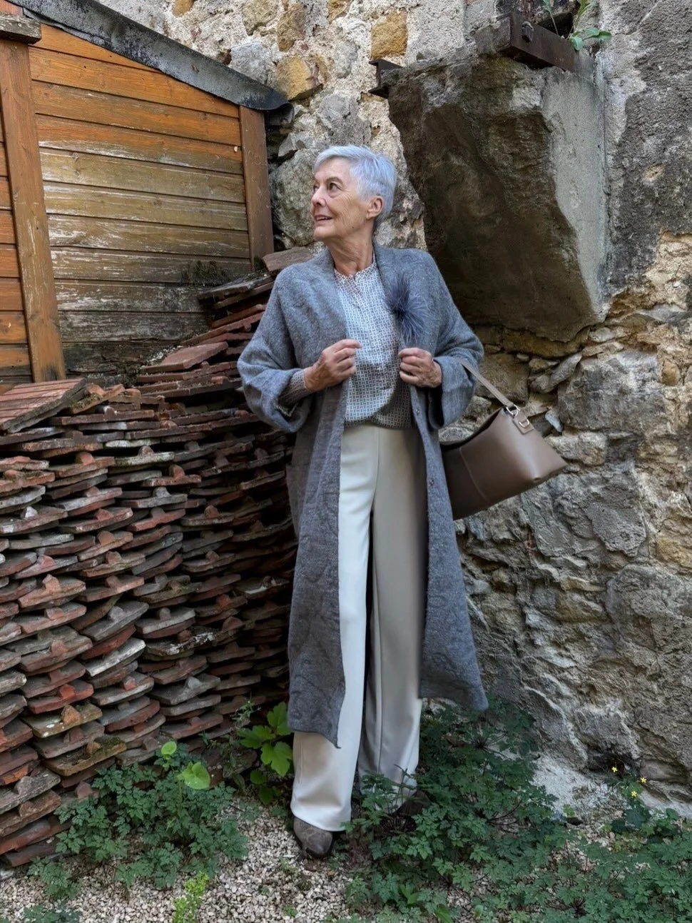 Stilvoll durch den Herbst!

Silbergrauer Wollstrickmantel,  weich, zeitlos und wunderbar vielseitig. 
Ob l&auml;ssig kombiniert oder elegant mit einer feinen Seidenbluse, jedes Teil l&auml;sst sich individuell stylen und immer wieder neu entdecken.

