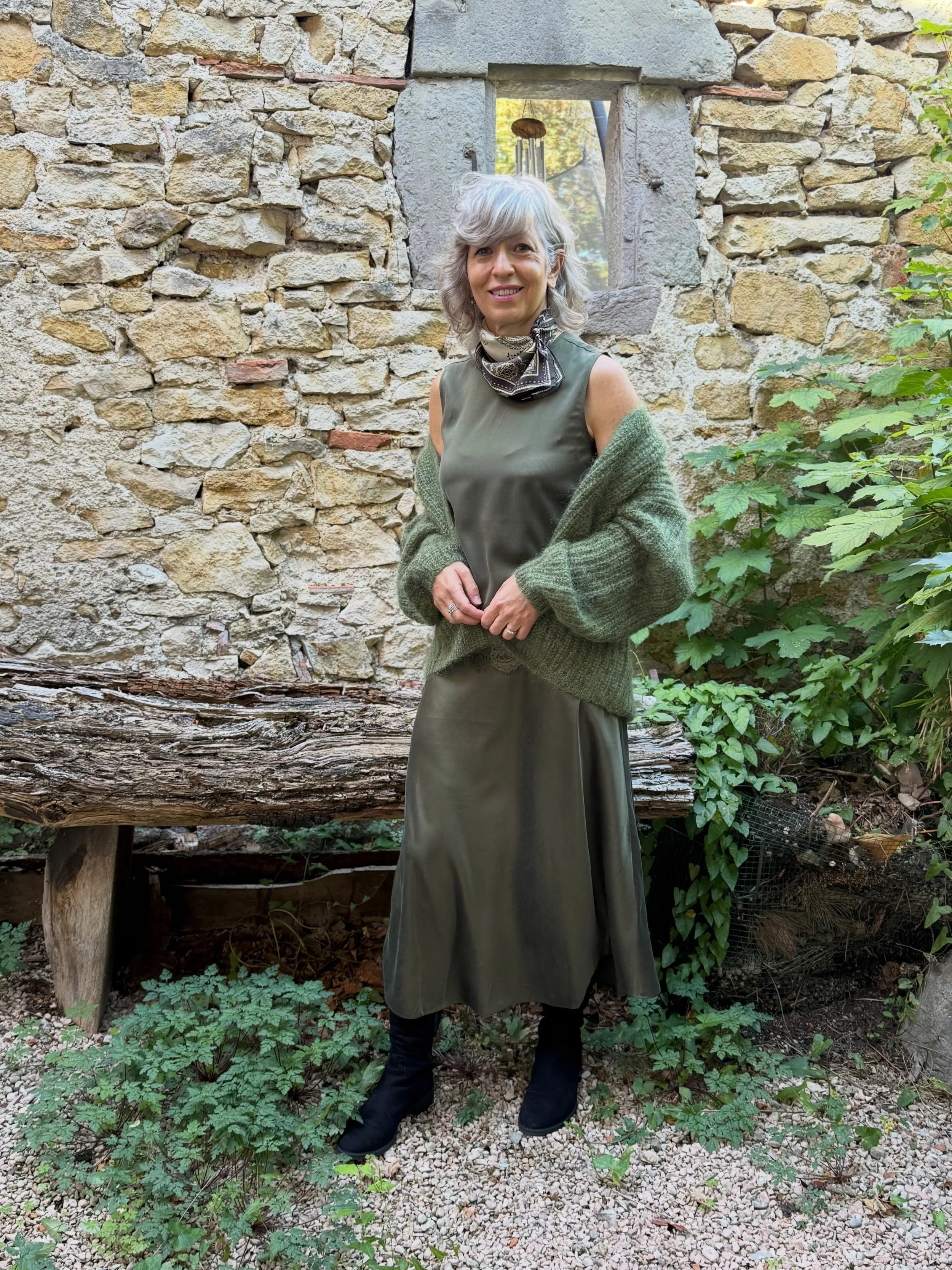 Nat&uuml;rlich sch&ouml;n 
Gr&uuml;nt&ouml;ne, Naturmaterialien, weiche Strukturen und fliessende Stoffe.
Wir lieben Looks, die nicht laut sein m&uuml;ssen, um Ausdruck zu haben. Dazu ein kuscheliger Cardigan, ein Seidentuch und schwarze Stiefel f&uu