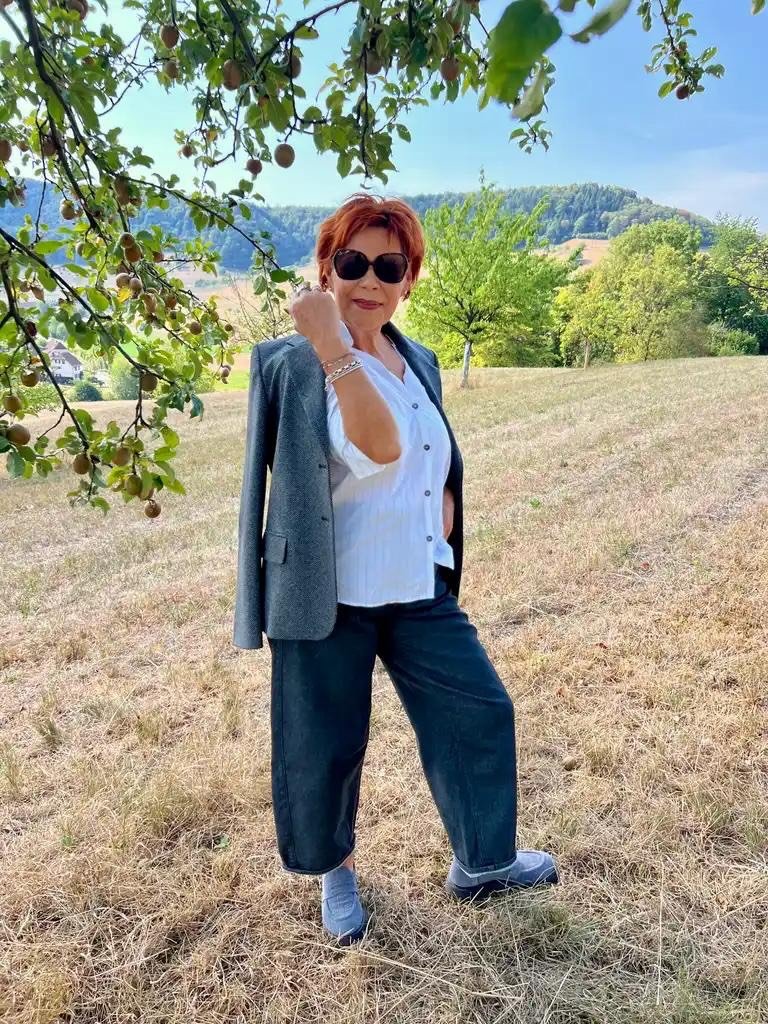 Sportlich, chic und absolut im Trend! 

Die Barrel Jeans kombiniert mit einer edlen Taftbluse, einem stylischen Blazer und klassischen Loafern,.
Ein Look, der L&auml;ssigkeit und Eleganz perfekt vereint. 

Ein Outfit f&uuml;r alle, die ihren eigenen 