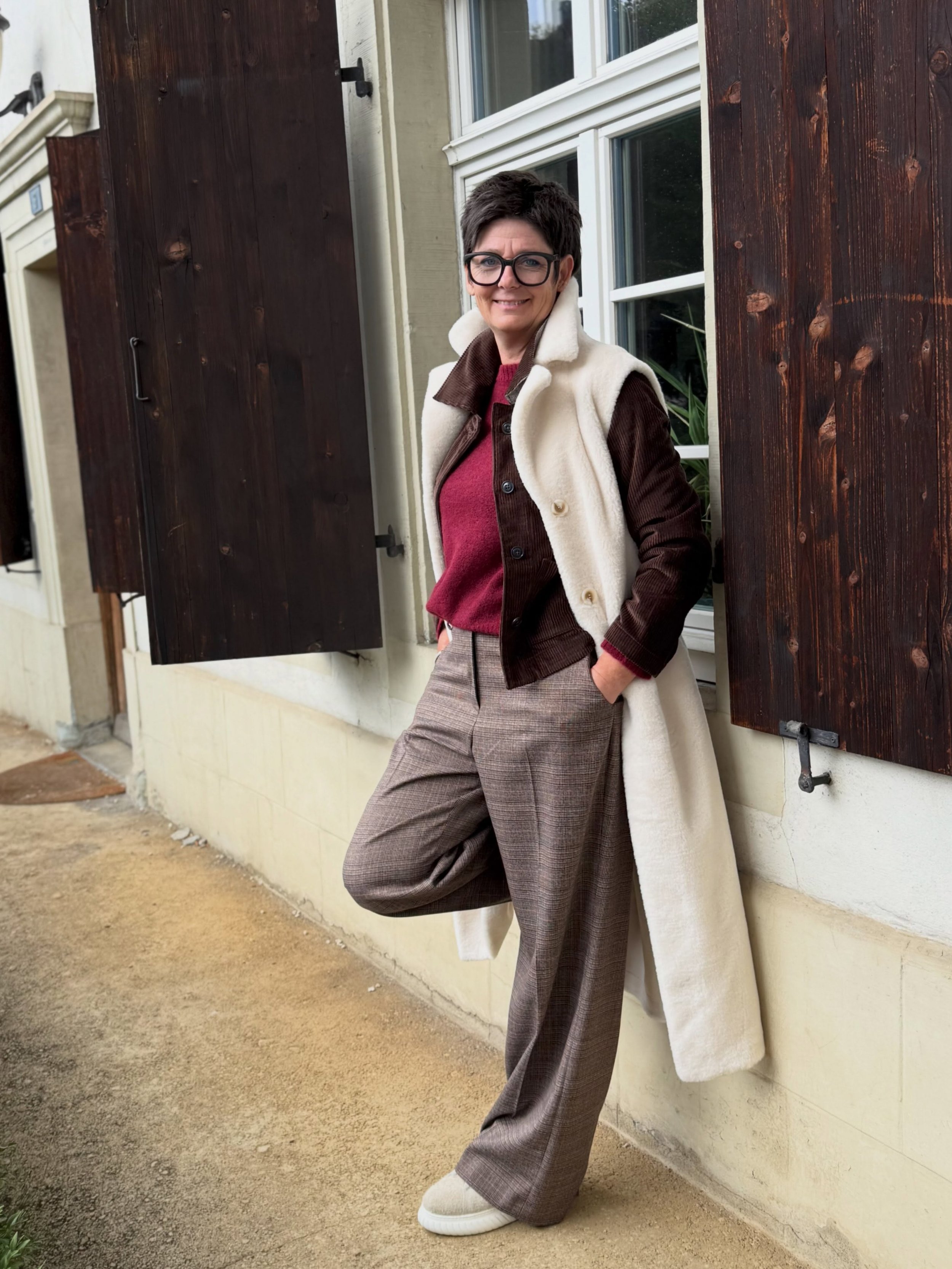 Casual Chic mit Herbst-Vibes! 

Bordeaux trifft auf Karomuster und kuscheliges Cremeweiss, eine Kombination zum Verlieben!

Bequem, l&auml;ssig und trotzdem absolut stilvoll. Genau so lieben wir den Herbst! 

W&uuml;rdest du diesen Look tragen? 

Eur