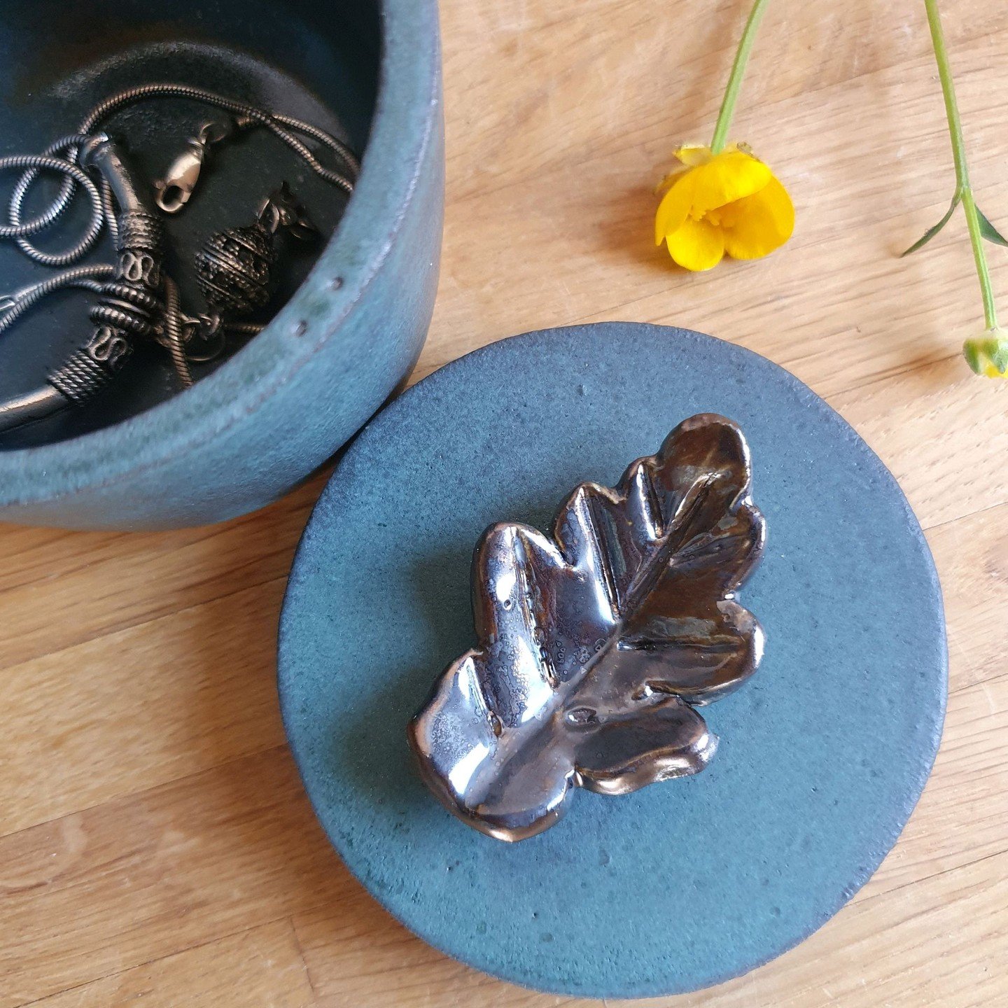 Small details, big charm! 🌿 This handcrafted treasure adds a touch of elegance and functionality to everyday moments. 💎 Where would you display this little beauty? 

#Handcrafted #ElegantDesign #LeafInspiration #StylishStorage #HomeDecor