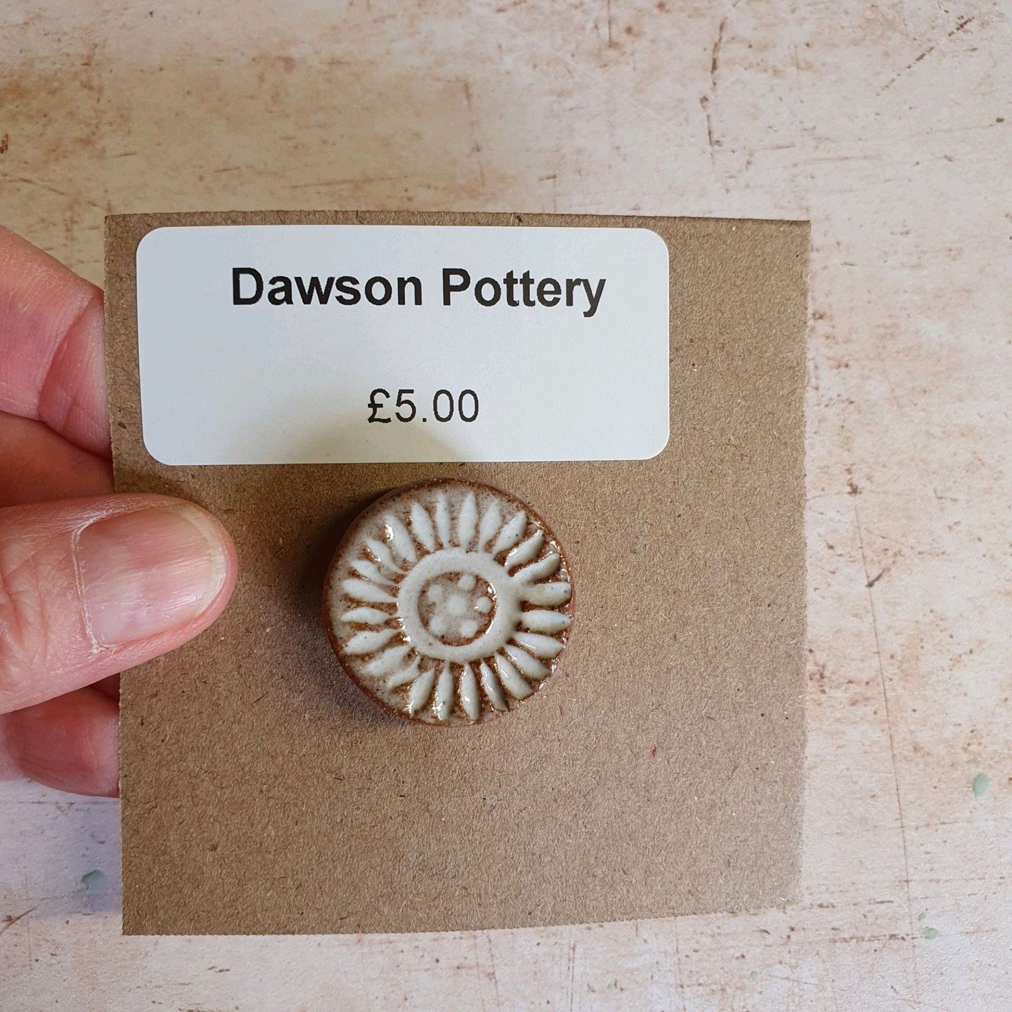 🌞 Add a touch of rustic charm to your day with this beautifully handcrafted ceramic pin! Inspired by the essence of nature and lovingly slab-built in the heart of the Forest of Dean, this little gem is perfect for personalizing your bag or clothing.