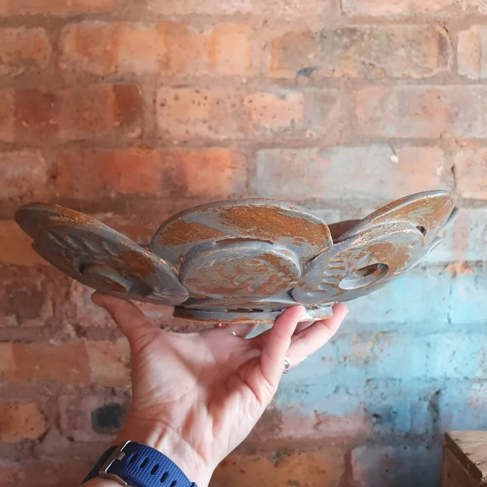 Side profile pottery bowl