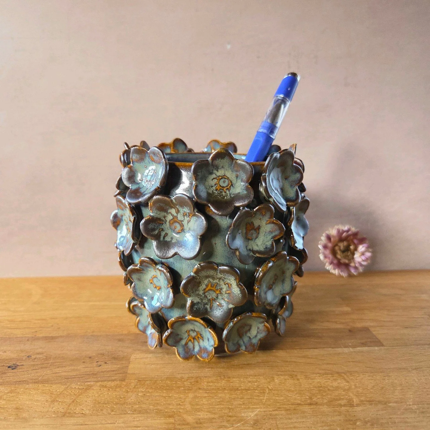 Pen holder or perfect little plant sanctuary? You decide! 🌿✨ Let your creativity flow with this versatile beauty. Swipe to see how you can style it! 💡

#CreativeLiving #FunctionalArt #HomeDecorIdeas #MultifunctionalDesign #PotteryLove